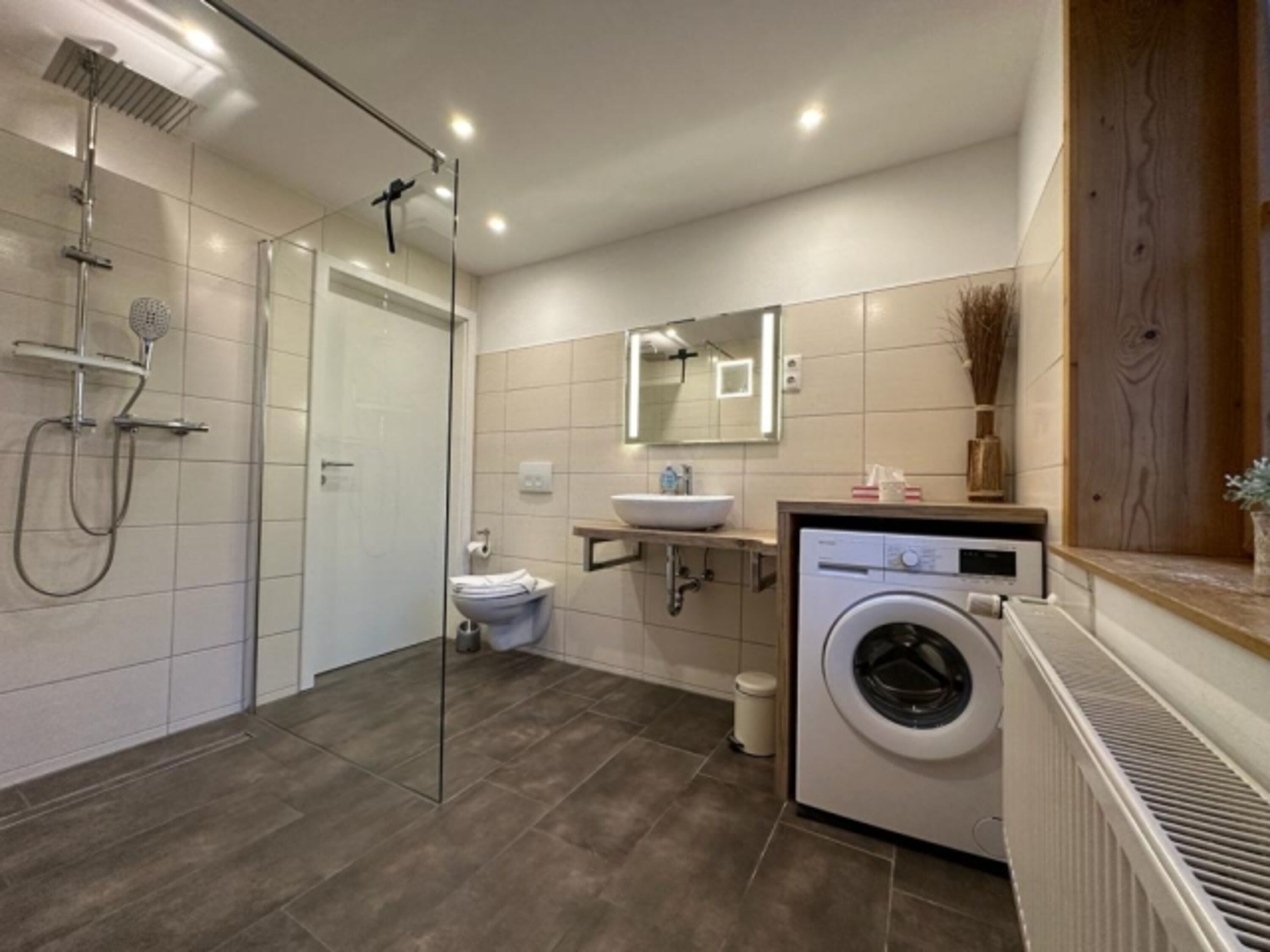 Badezimmer im EG mit Dusche und Waschmaschine
