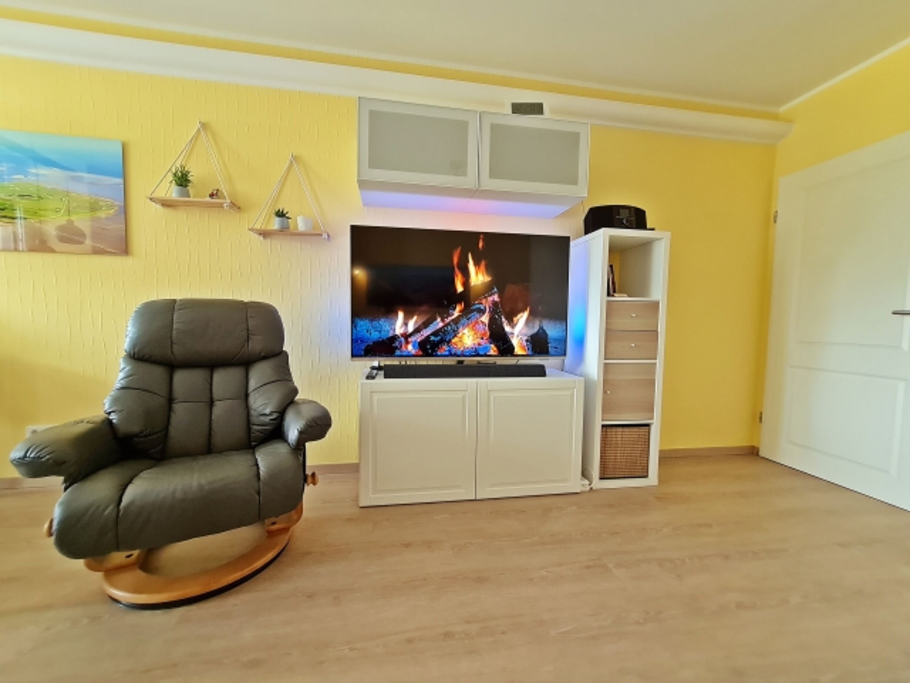 Relaxsessel und Multimedia (u.a. Smart-TV, DVD/Blue-Ray, digitale HiFi-Anlage mit DAB und Internetradio sowie Echo-Lautsprecher mit Alexa)