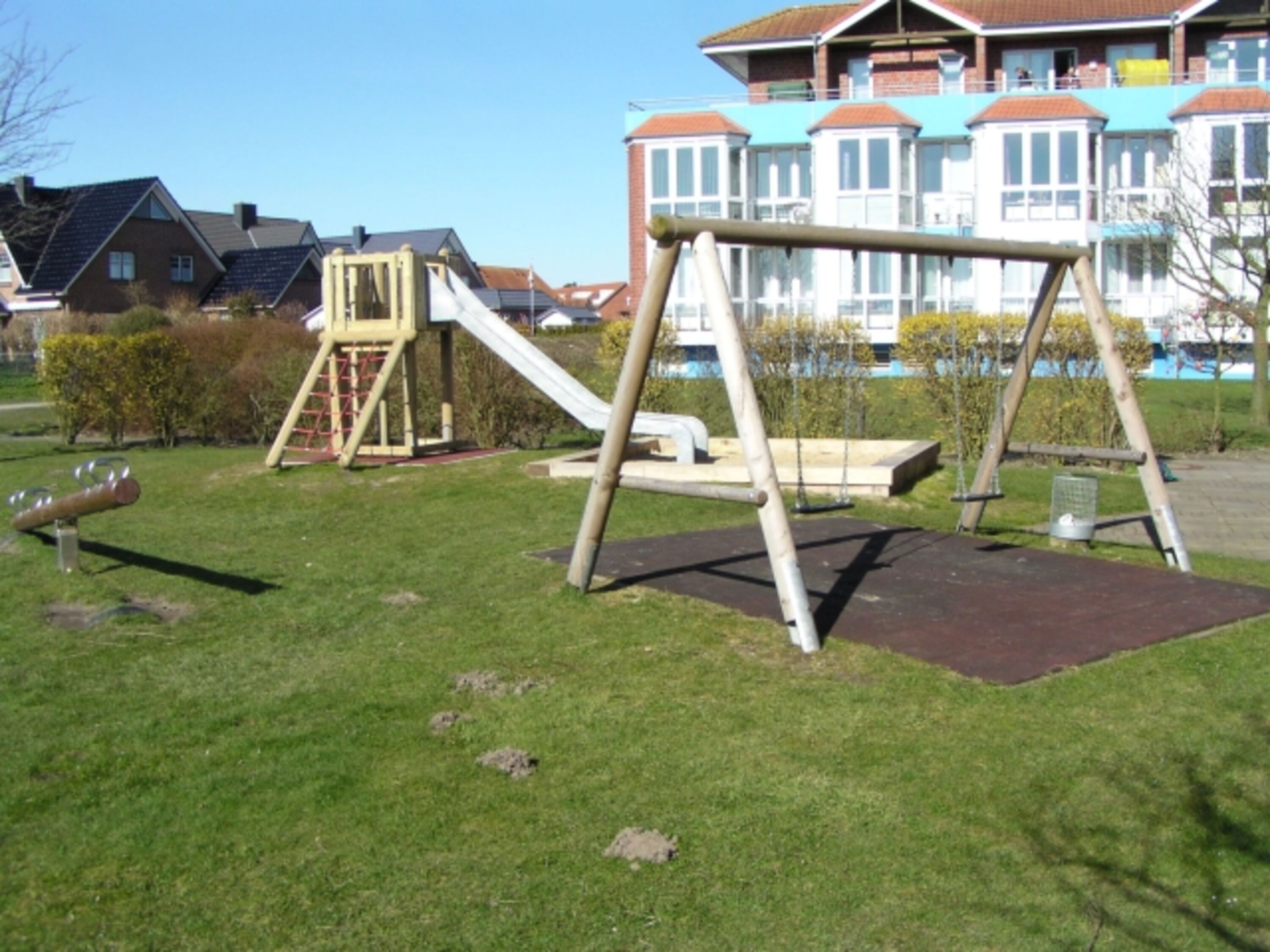 Der Kinderspielplatz neben dem Nachbarhaus