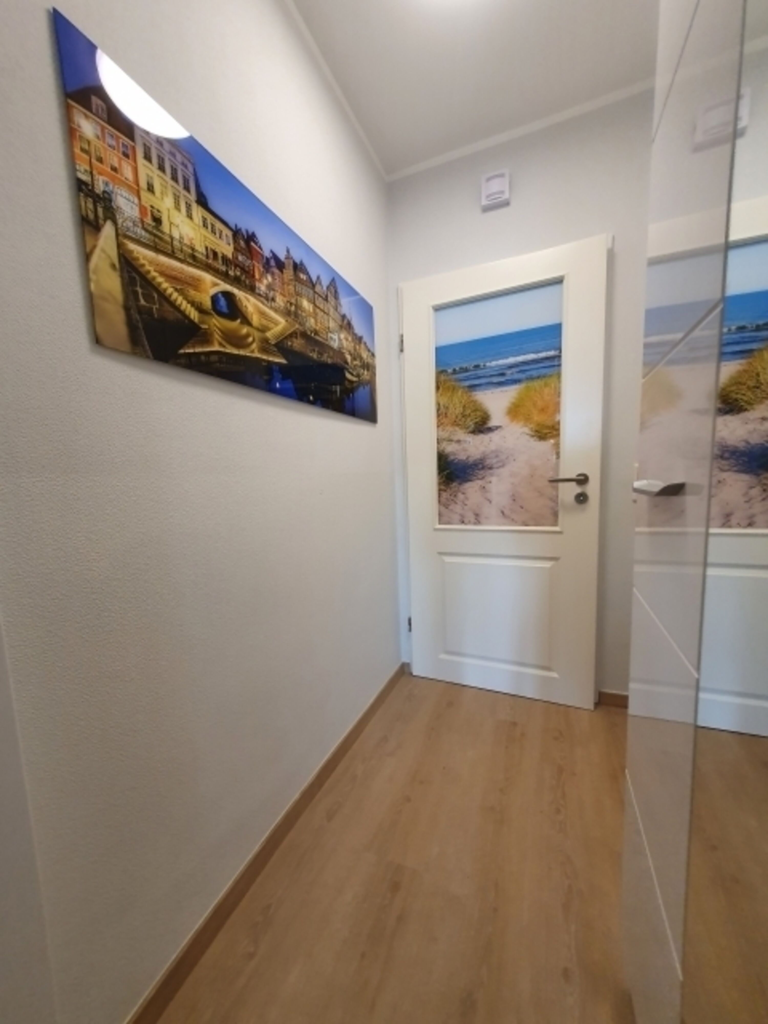 Kleiner Flur mit Mehrzweckschrank und Designbildern von umliegenden Landschaften