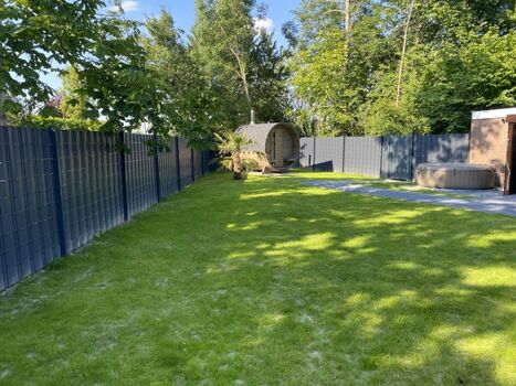 Garten ideal für Hunde und eingezäunt mit 183cm hohem Zaun 