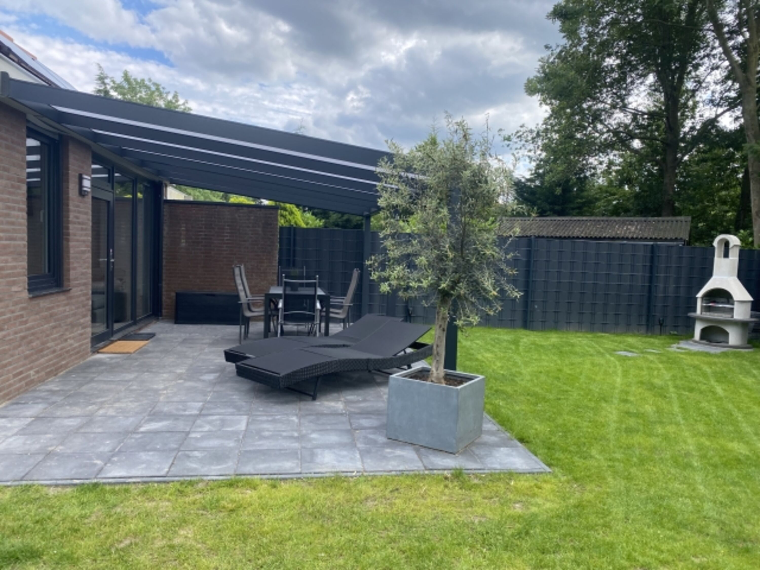 Terrasse mit zwei Liegen 
