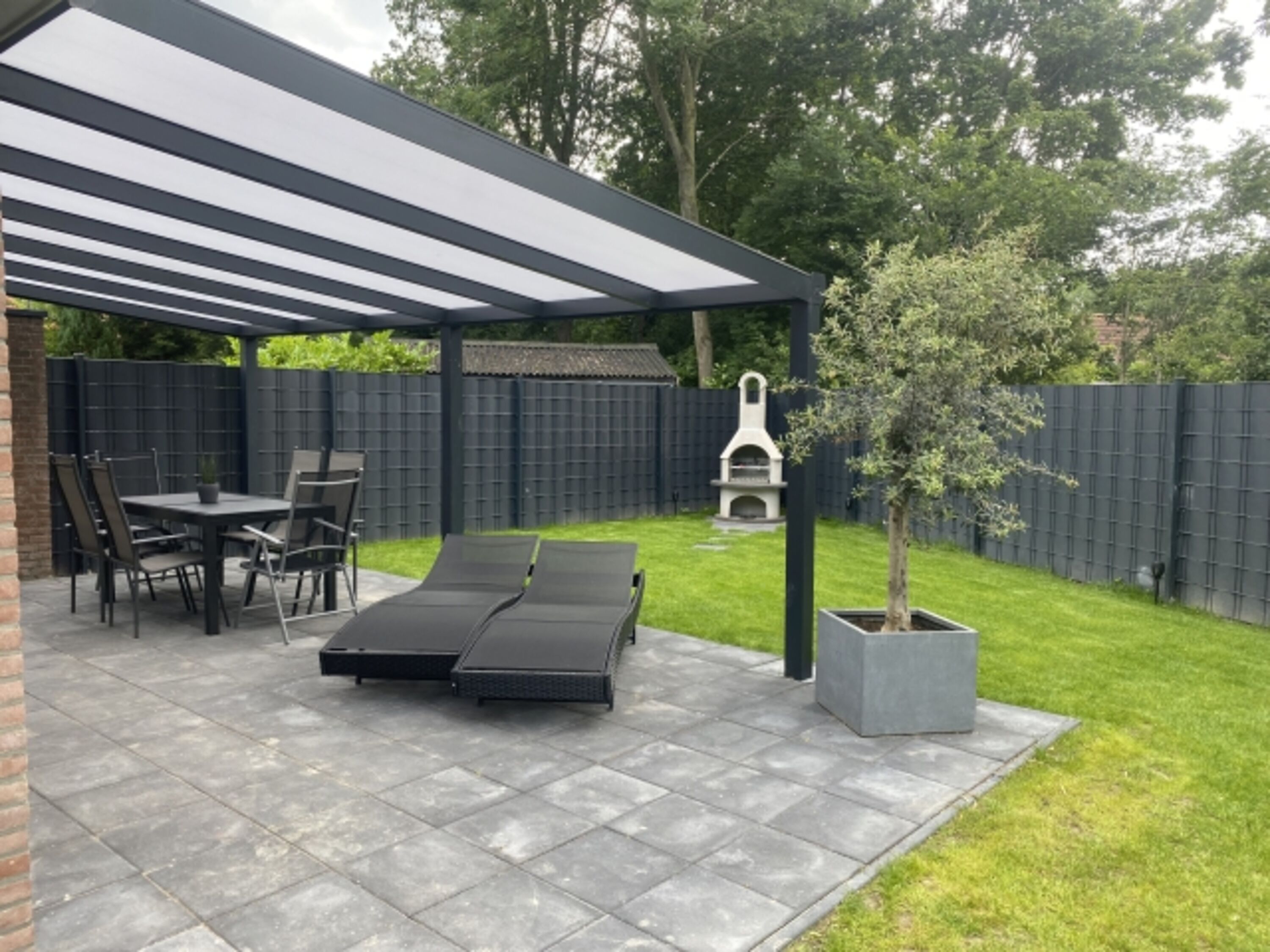 Terrasse mit Tisch und sechs Stühlen 