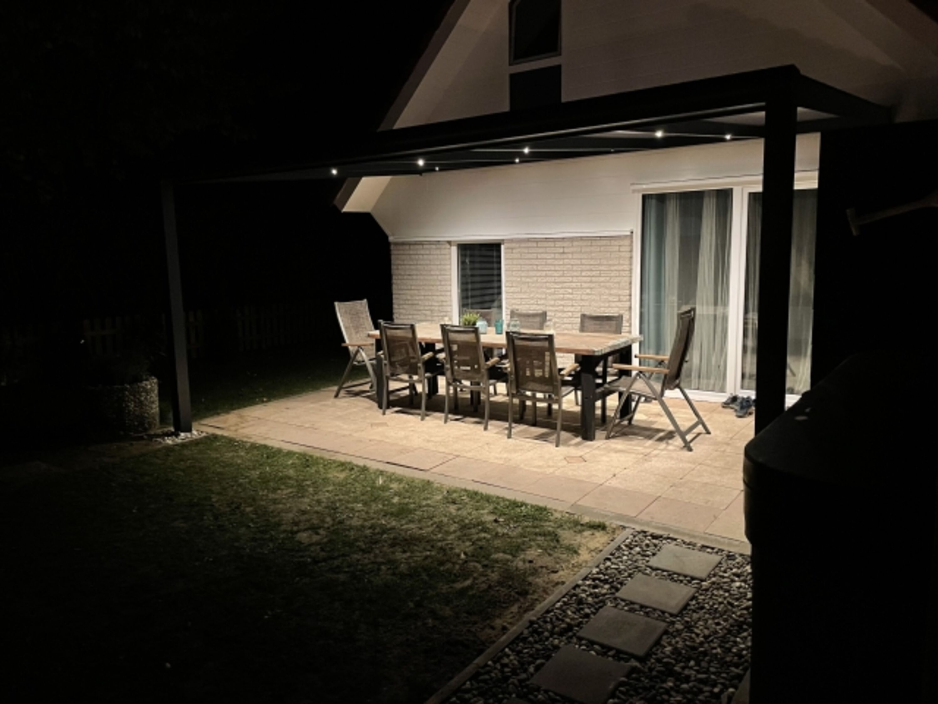 Terrasse mit Überdachung und Beleuchtung