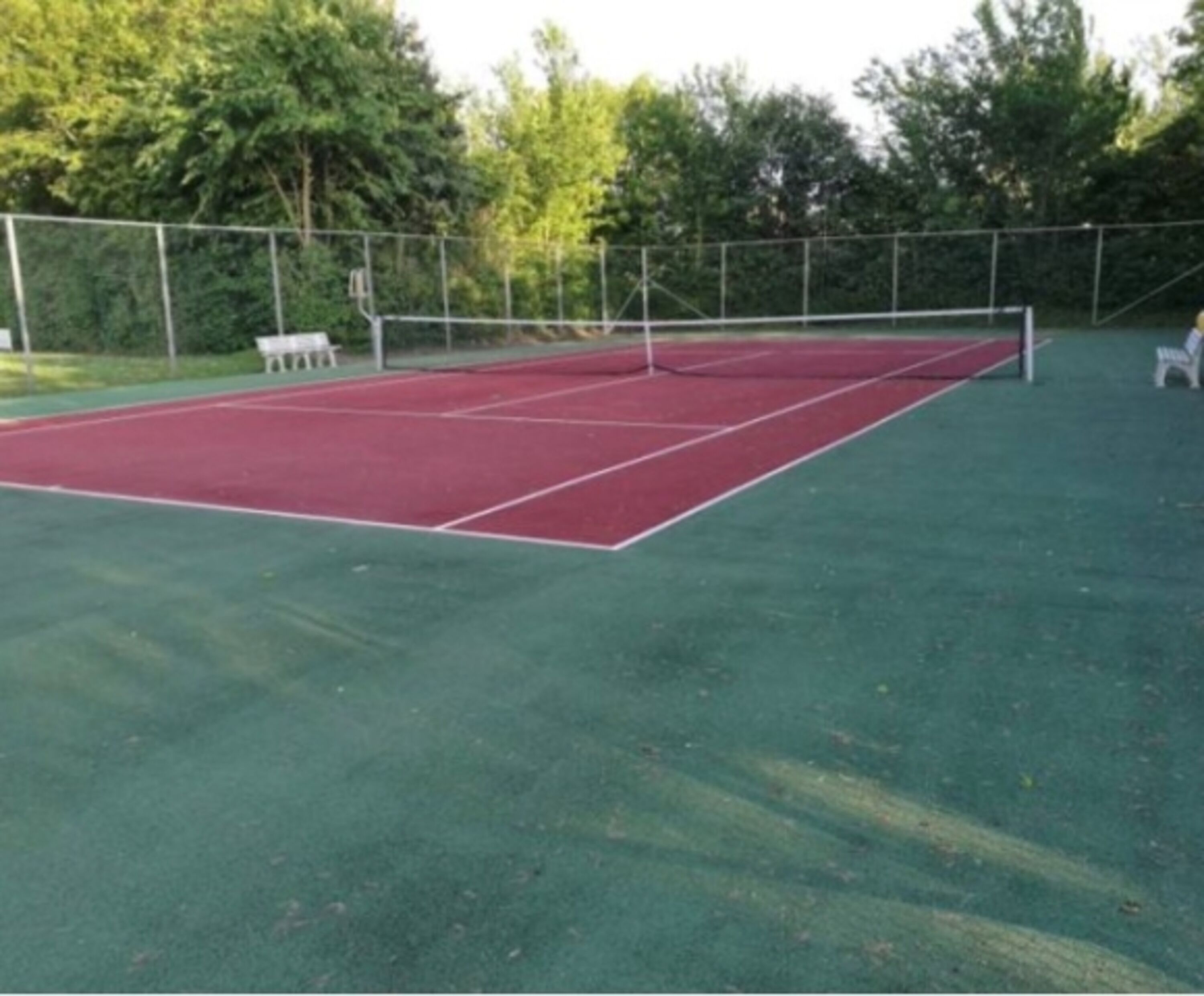 Tennisplatz im Park gegen geringe Gebühr
