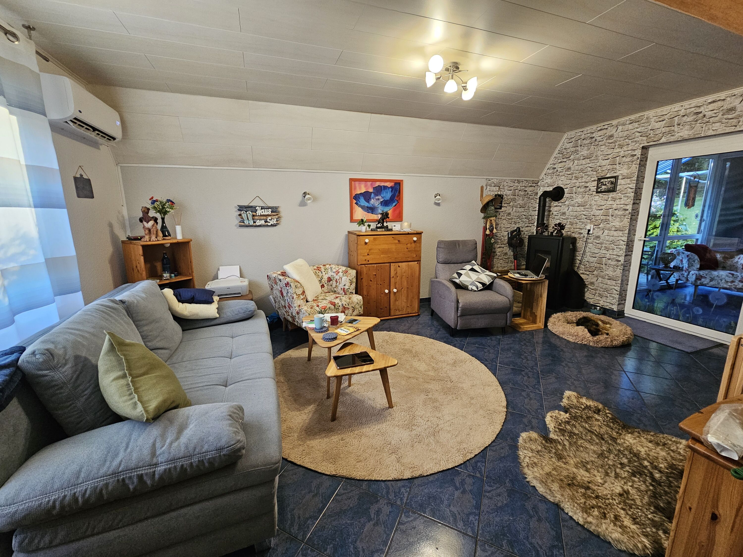 Wohnzimmer mit Pelettofen und Klimaanlage
