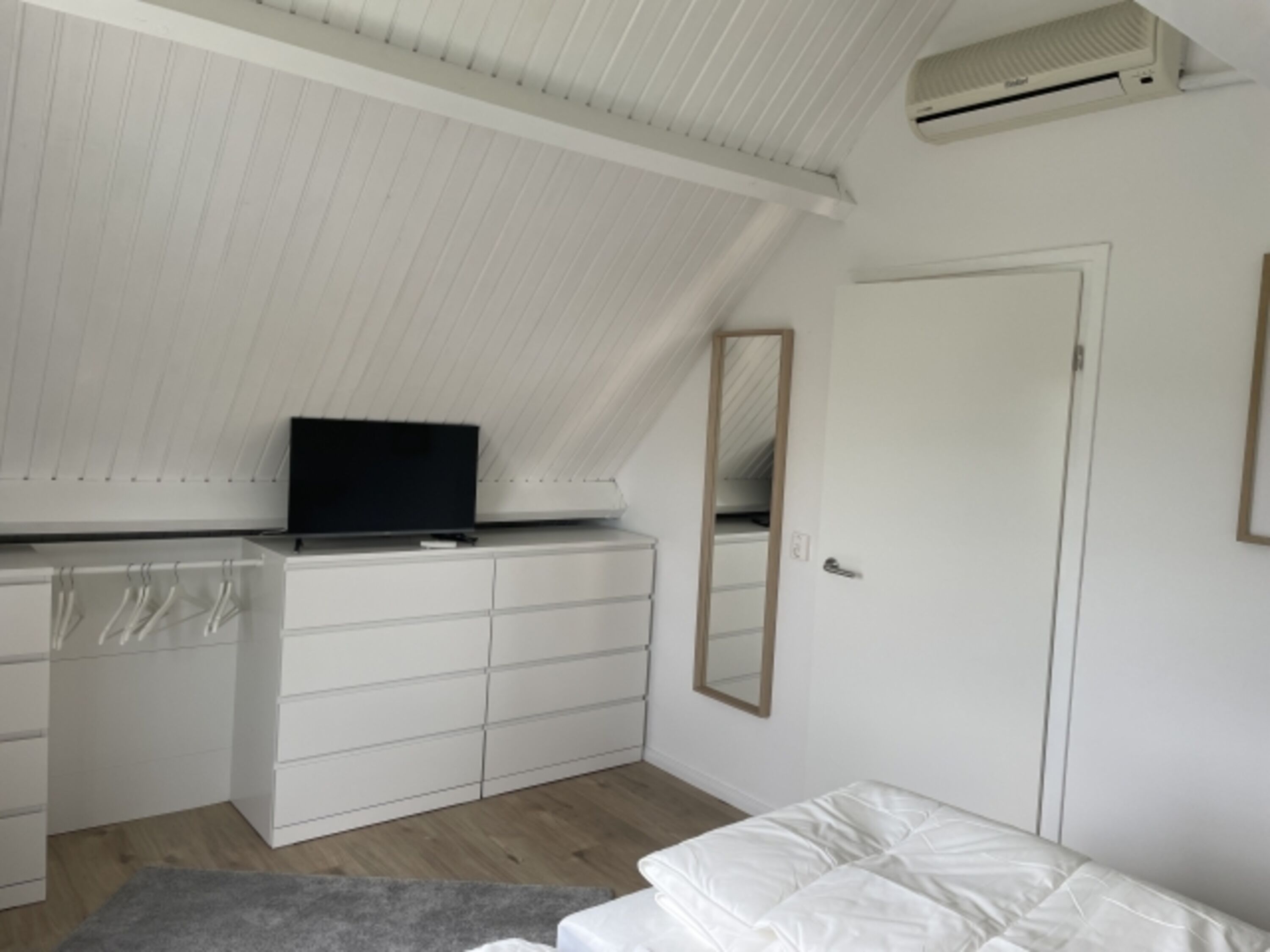 Hauptschlafzimmer mit TV und Klimaanlage