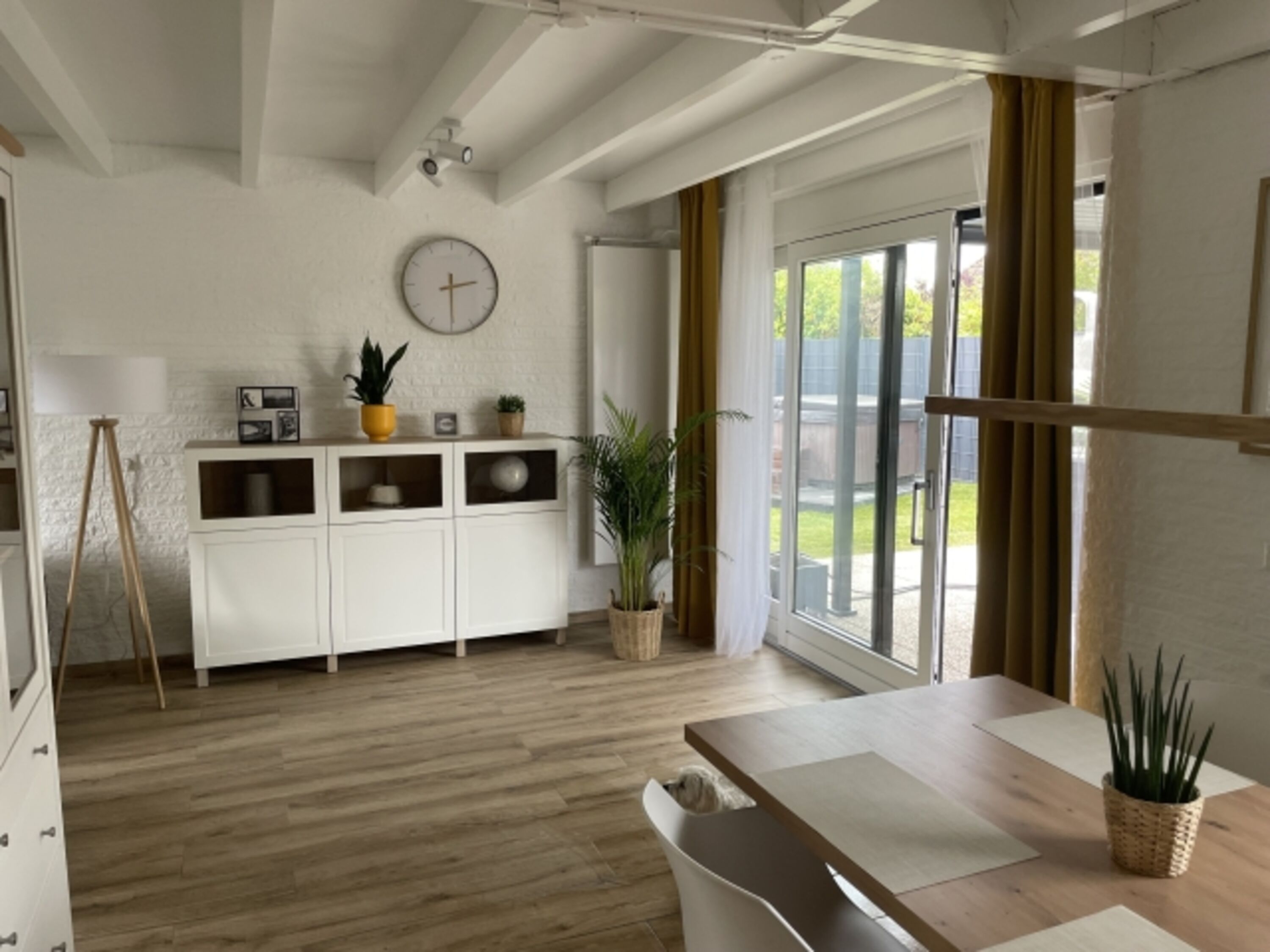 Wohnraum mit Sideboard