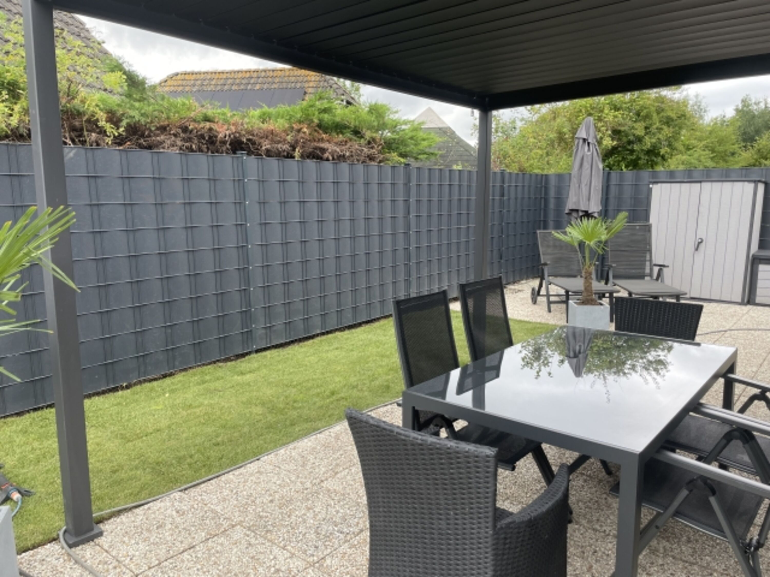 Gartentisch mit vier Stühlen plus zwei Ersatzstühlen für Besuch