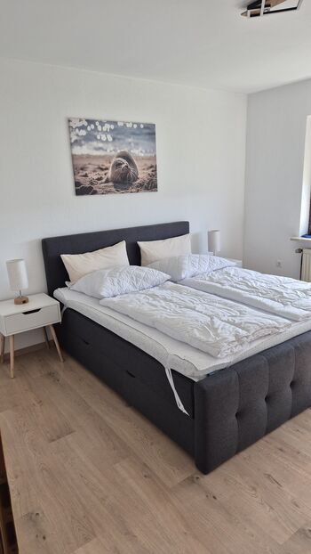 Schlafzimmer mit 1,80×2,00m Boxspringbett