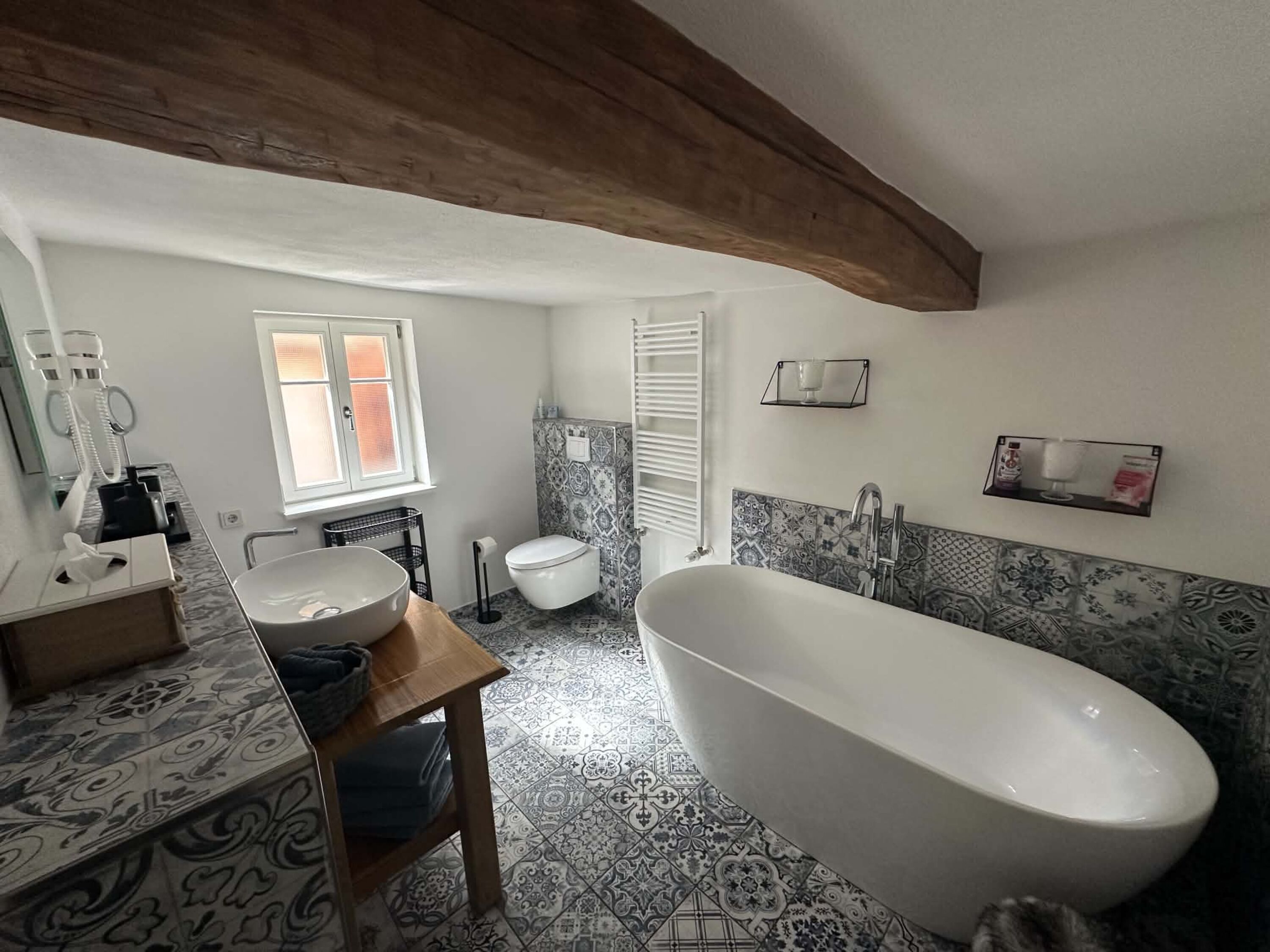 OG Bad mit freistehender Badewanne