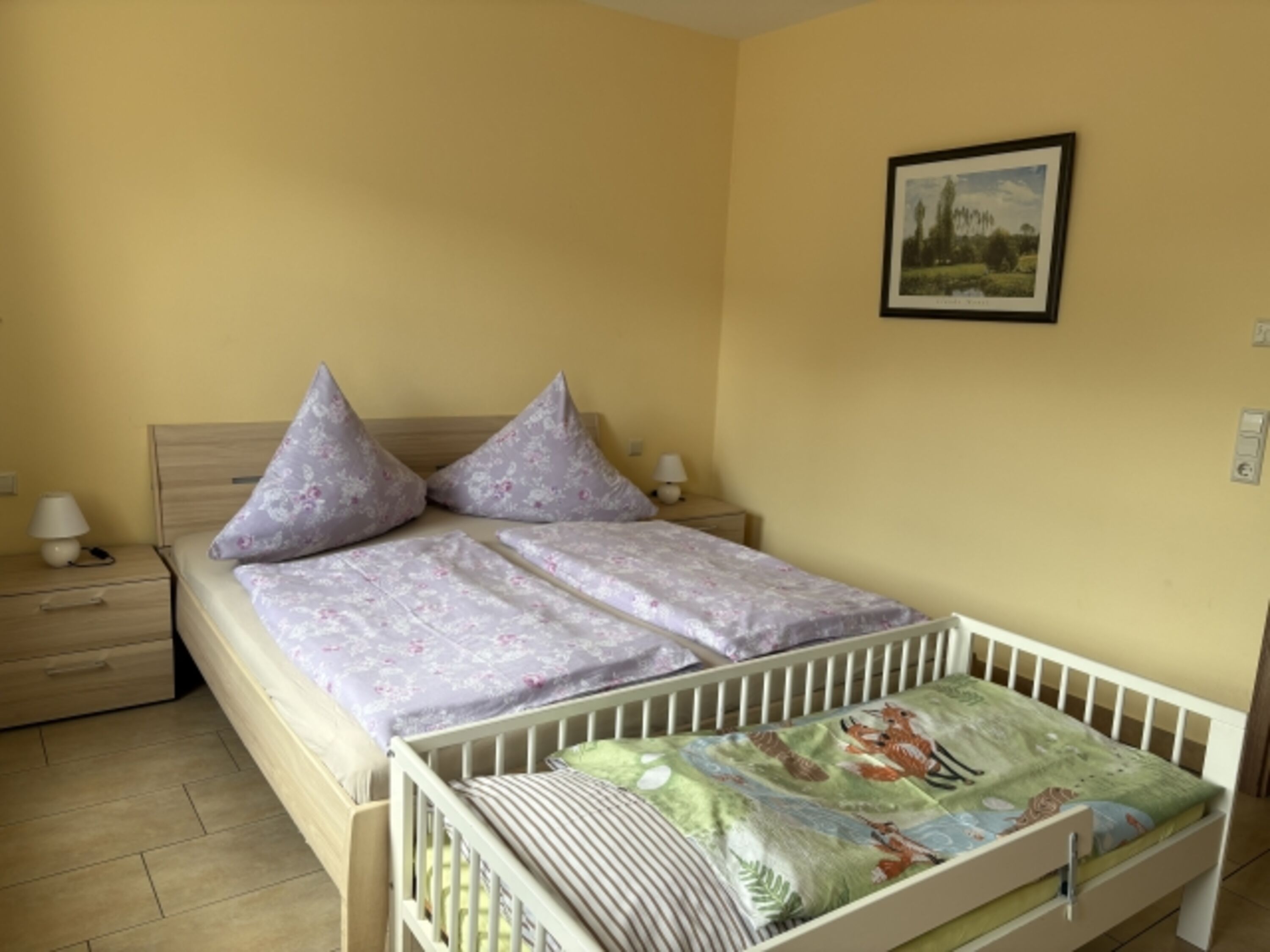 Schlafzimmer - mit Kinderbett (1,60 m)