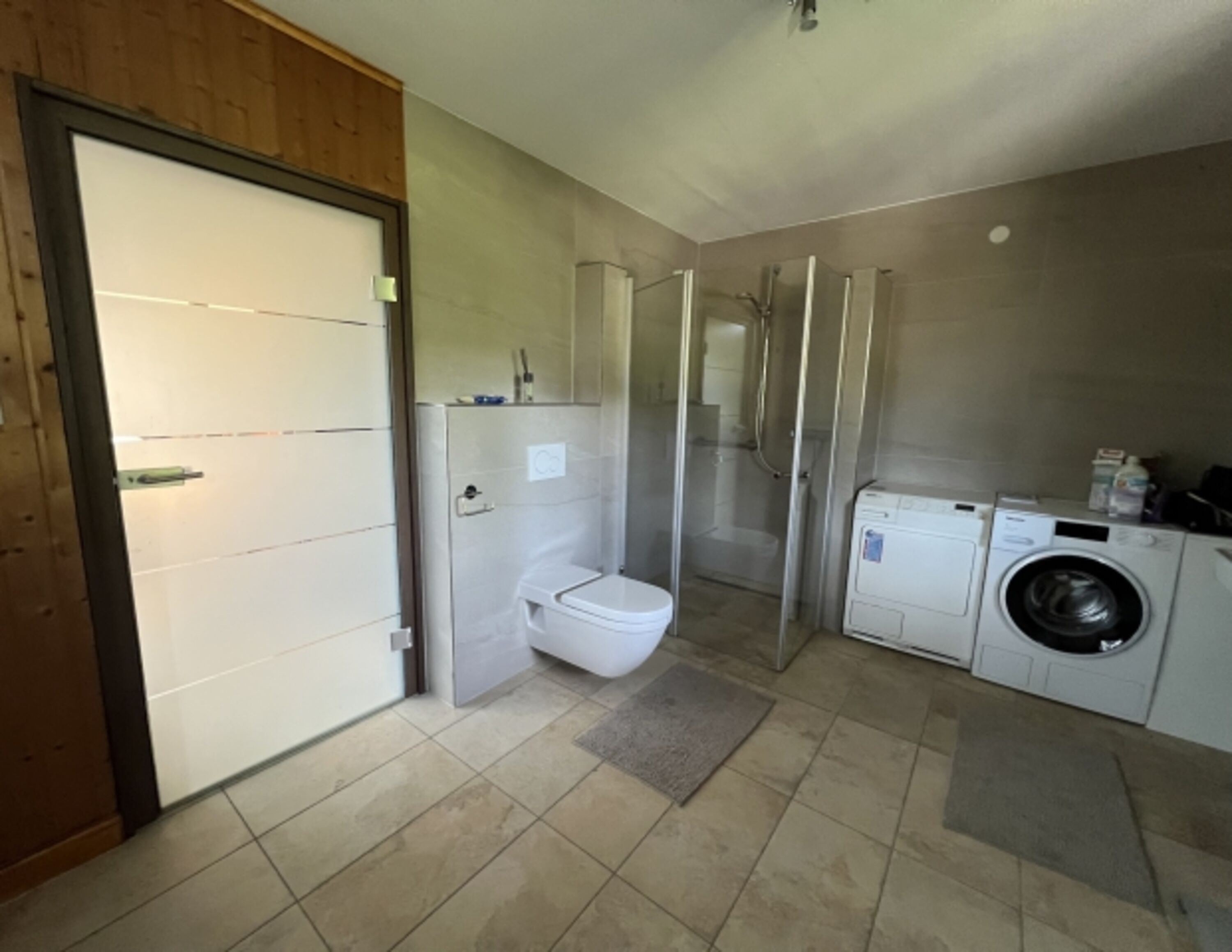 Bad mit WC, Dusche, Miele Waschmaschine und Miele Trockner