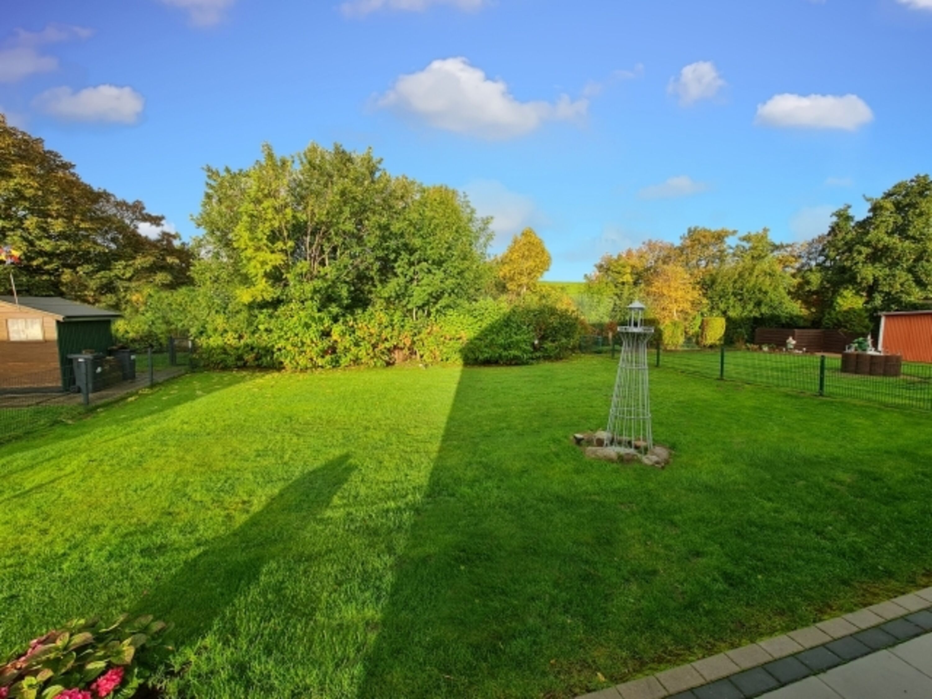 Schöner und komplett eingezäunter Garten