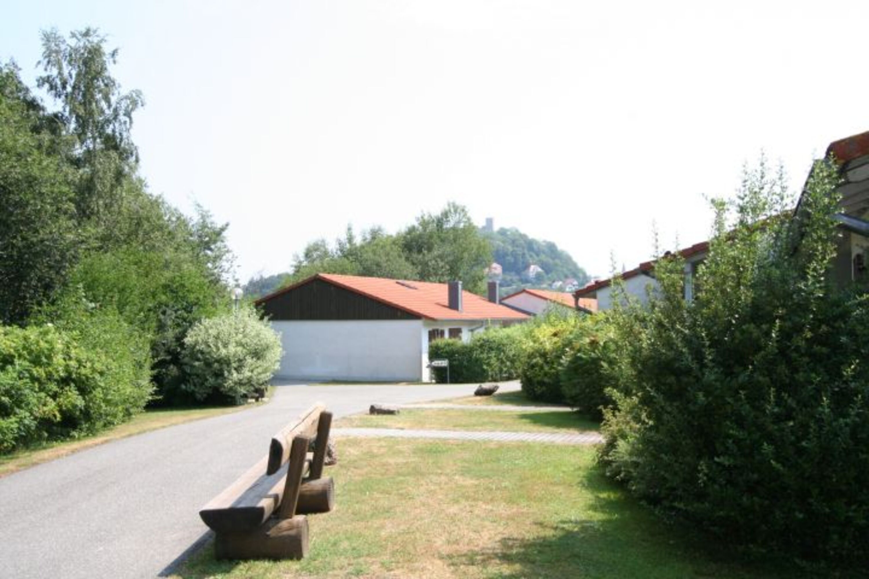Das Ferienhaus (vorderer Teil des Doppelhauses) mit der Burg Falkenstein im Hintergrund