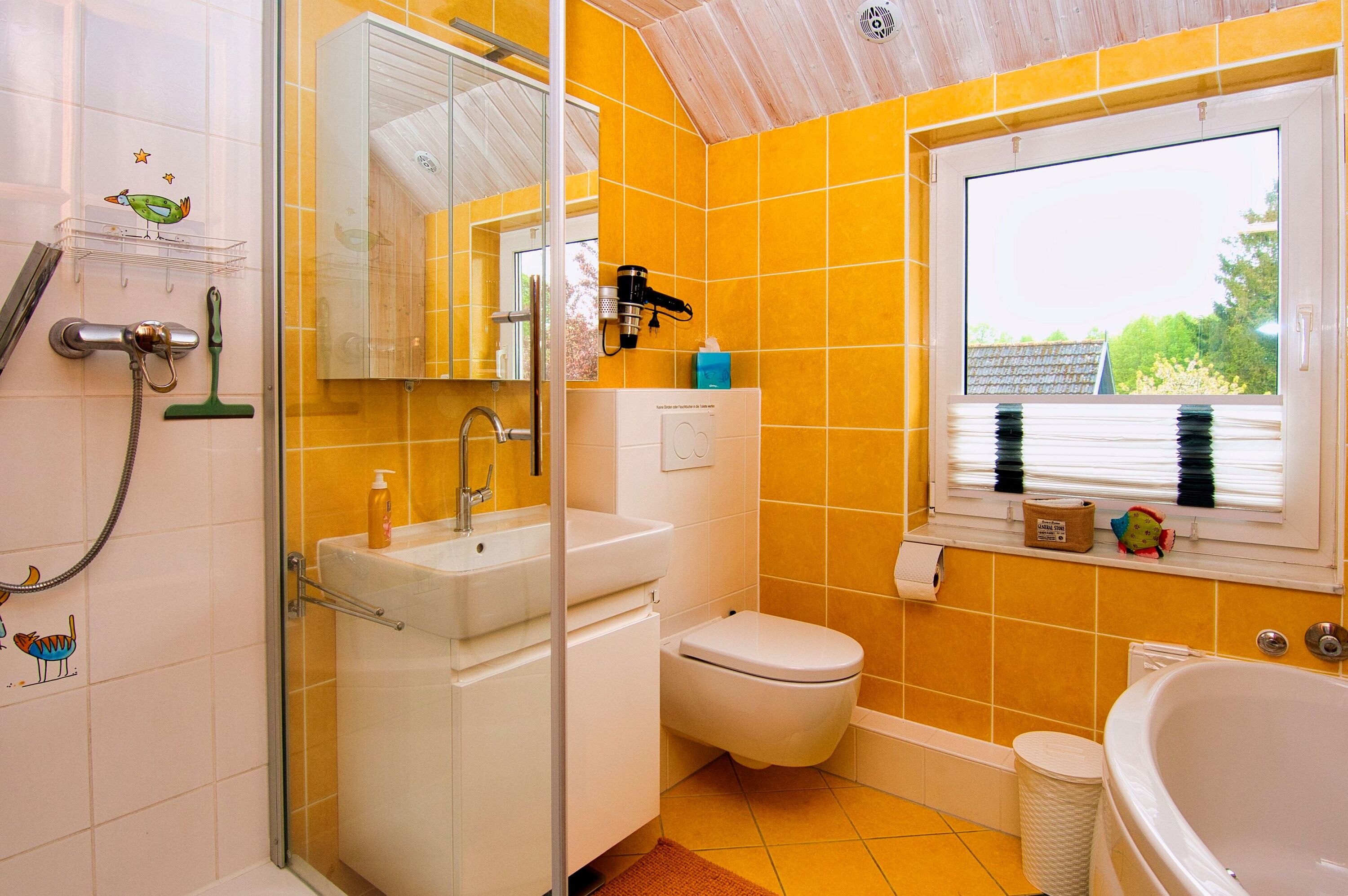 Badezimmer mit Dusche und Badewanne