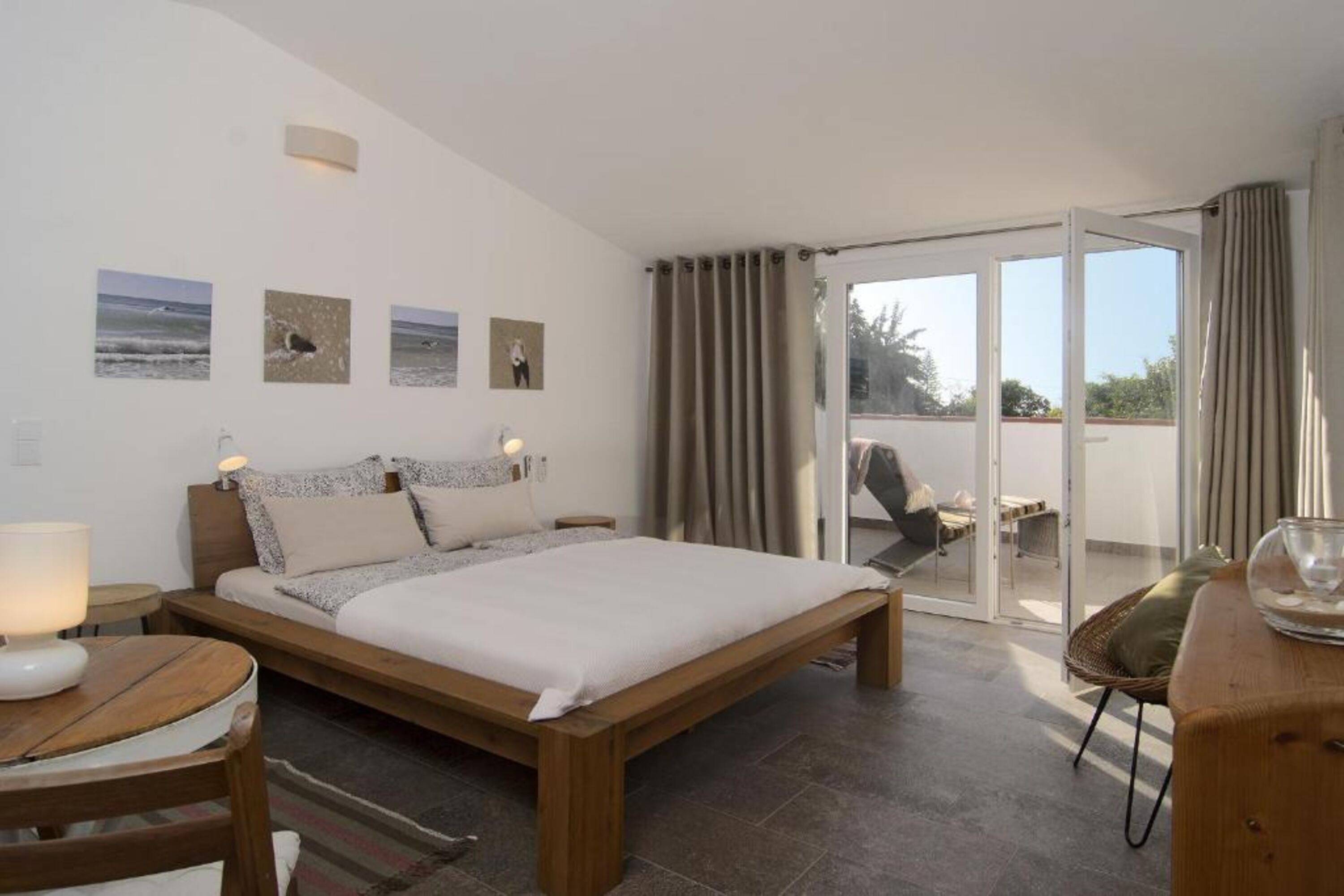 Schlafzimmer mit Dachterrasse im ersten Stock