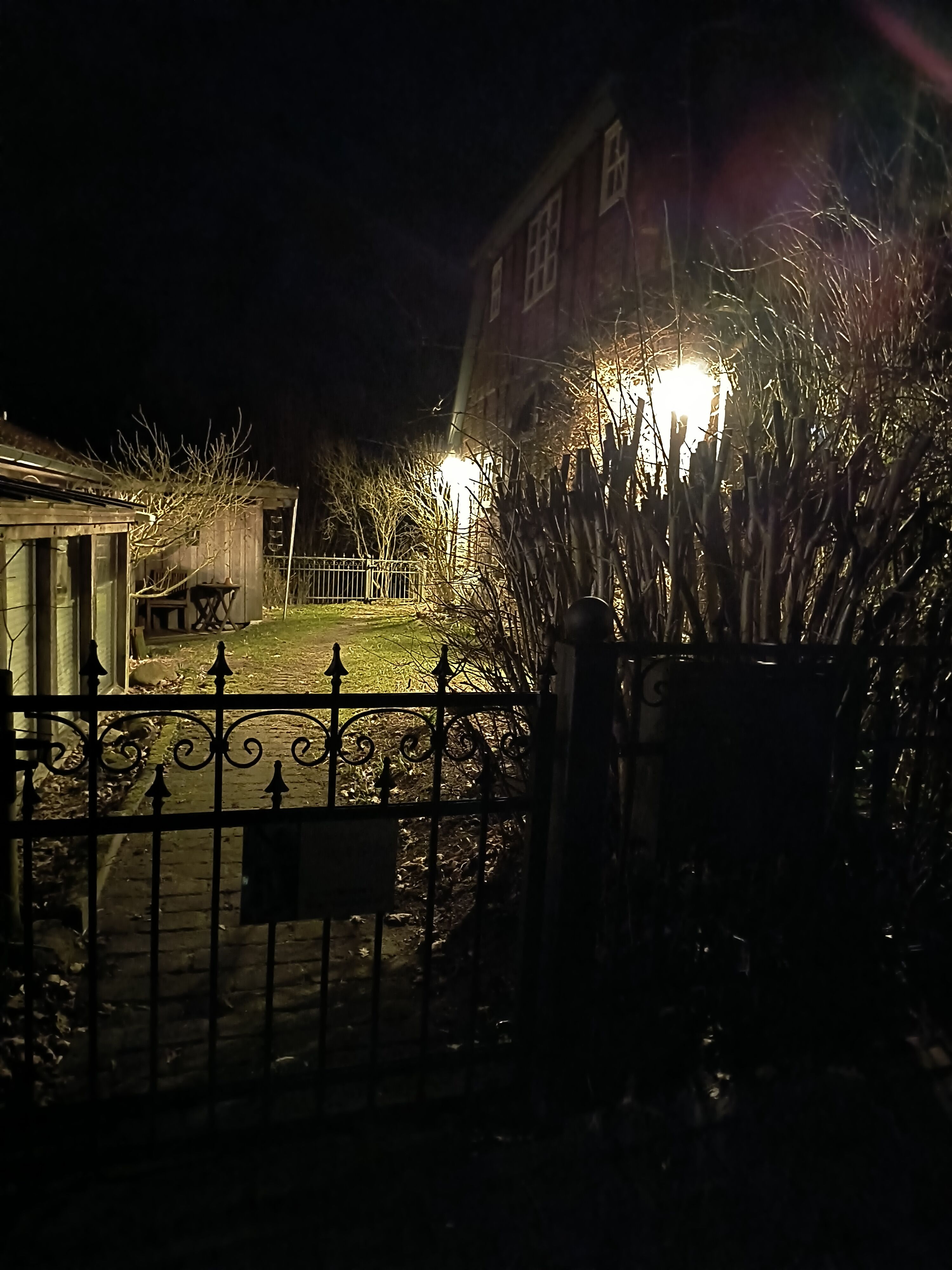 Eingang bei Nacht