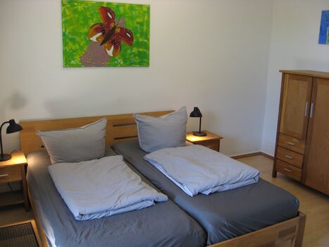 Schlafzimmer mit 180er Doppelbett und direkten Zugang zum Grundstück