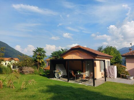 die Terrasse ist großzügig überdacht mit einer Pergola