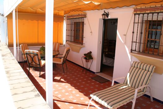 Große private Terrasse (30m2), sehr sonnig (Südlage), mit Markise und Gartenmöbeln, ideal zum Sonnenbaden, Essen im Freien, Lesen am Nachmittag, etc.
