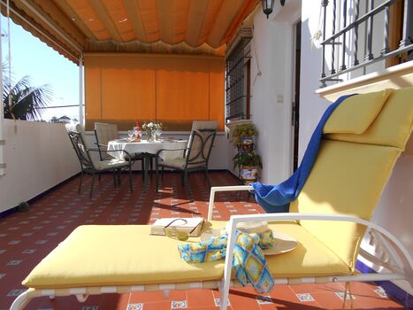 Große private Terrasse (30m2), sehr sonnig (Südlage), mit Markise und Gartenmöbeln, ideal zum Sonnenbaden, Essen im Freien, Lesen am Nachmittag, etc.