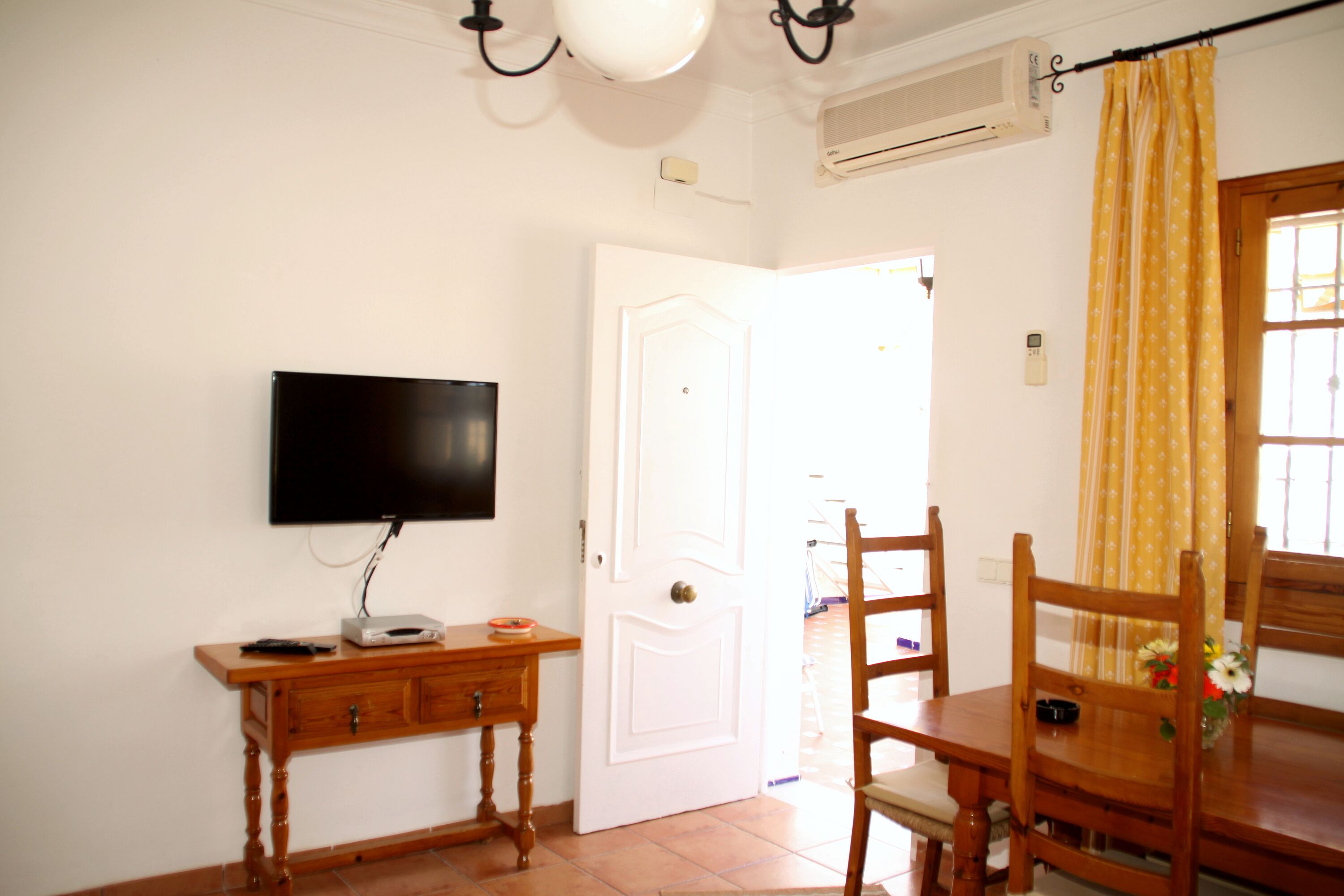 Salon met air conditioning (warm/koud), TV (Nederlandse programmes), internet en bedbank.