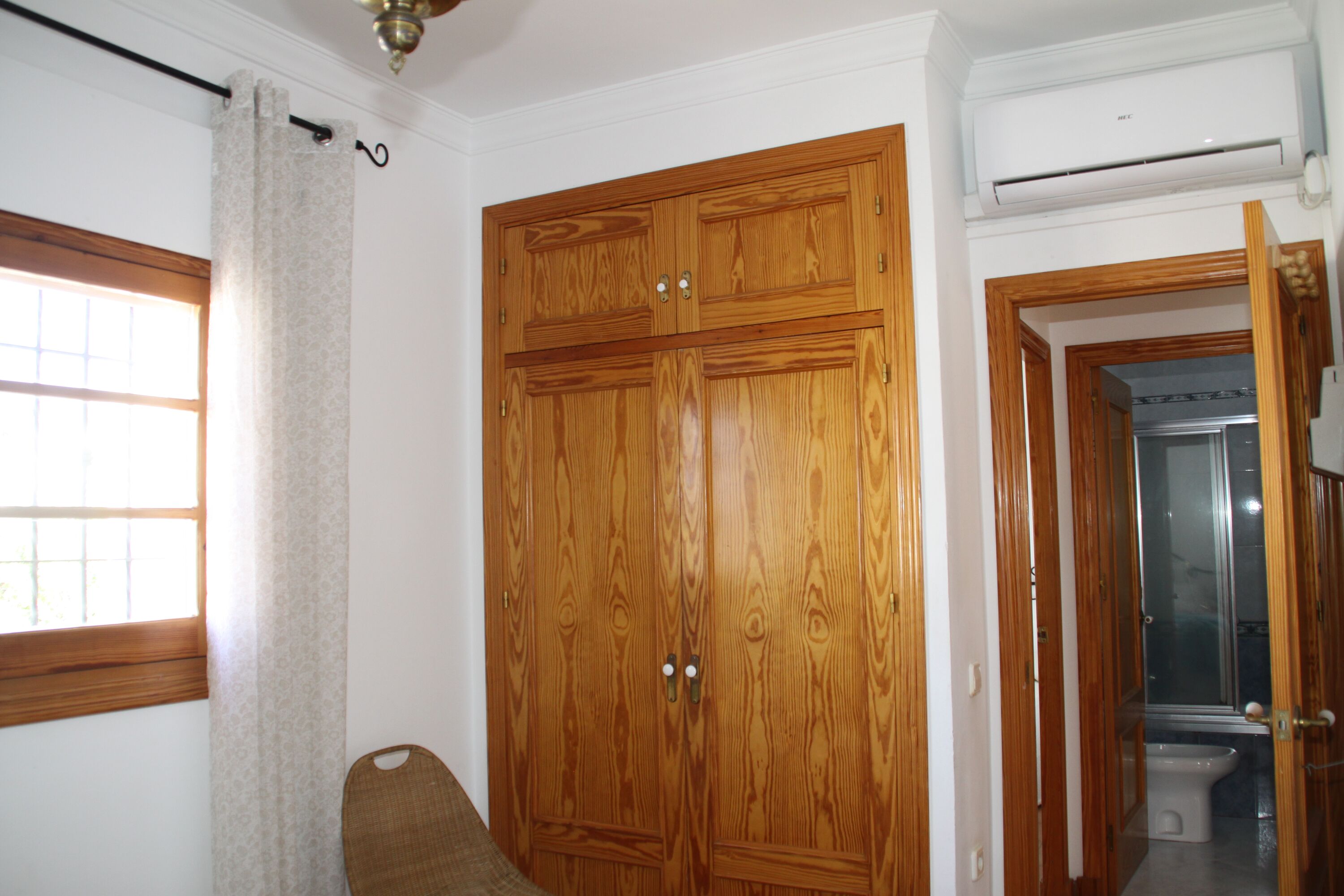 Schlafzimmer mit eingebautem Kleiderschrank / Wandschrank und Klimaanlage (warm/kalt)