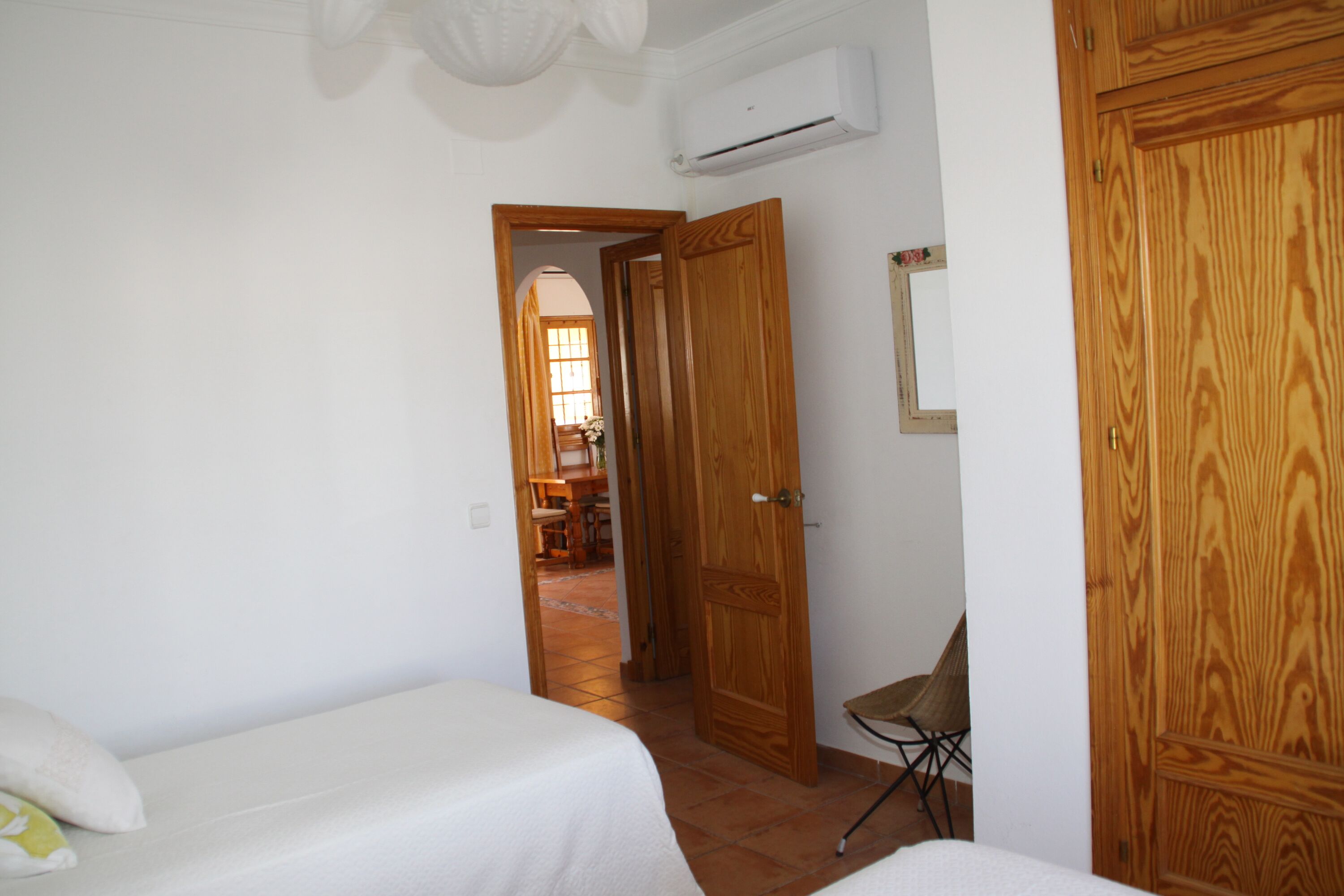 Schlafzimmer mit 2 Betten, Kleiderschrank / Wandschrank und Klimaanlage (warm/kalt)