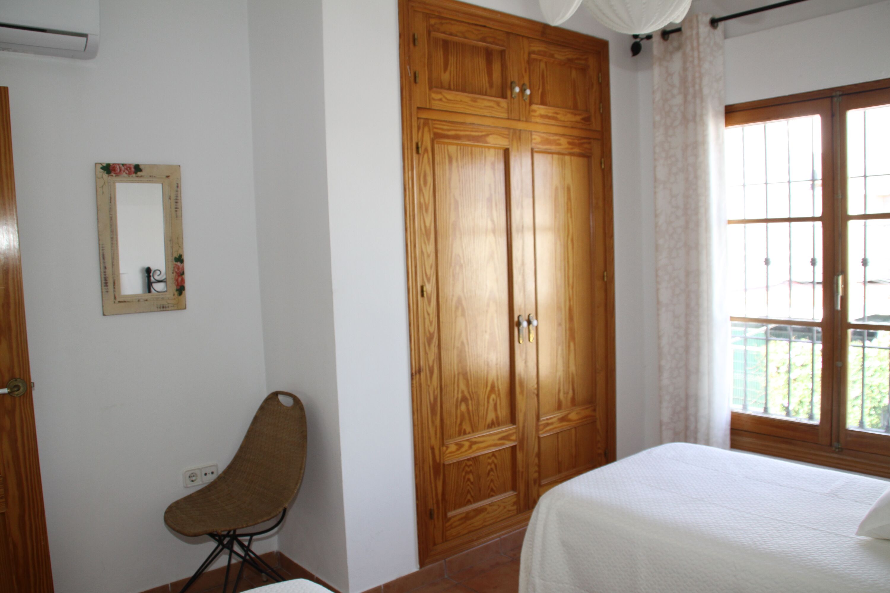 Schlafzimmer mit 2 Betten, Kleiderschrank / Wandschrank und Klimaanlage (warm/kalt)