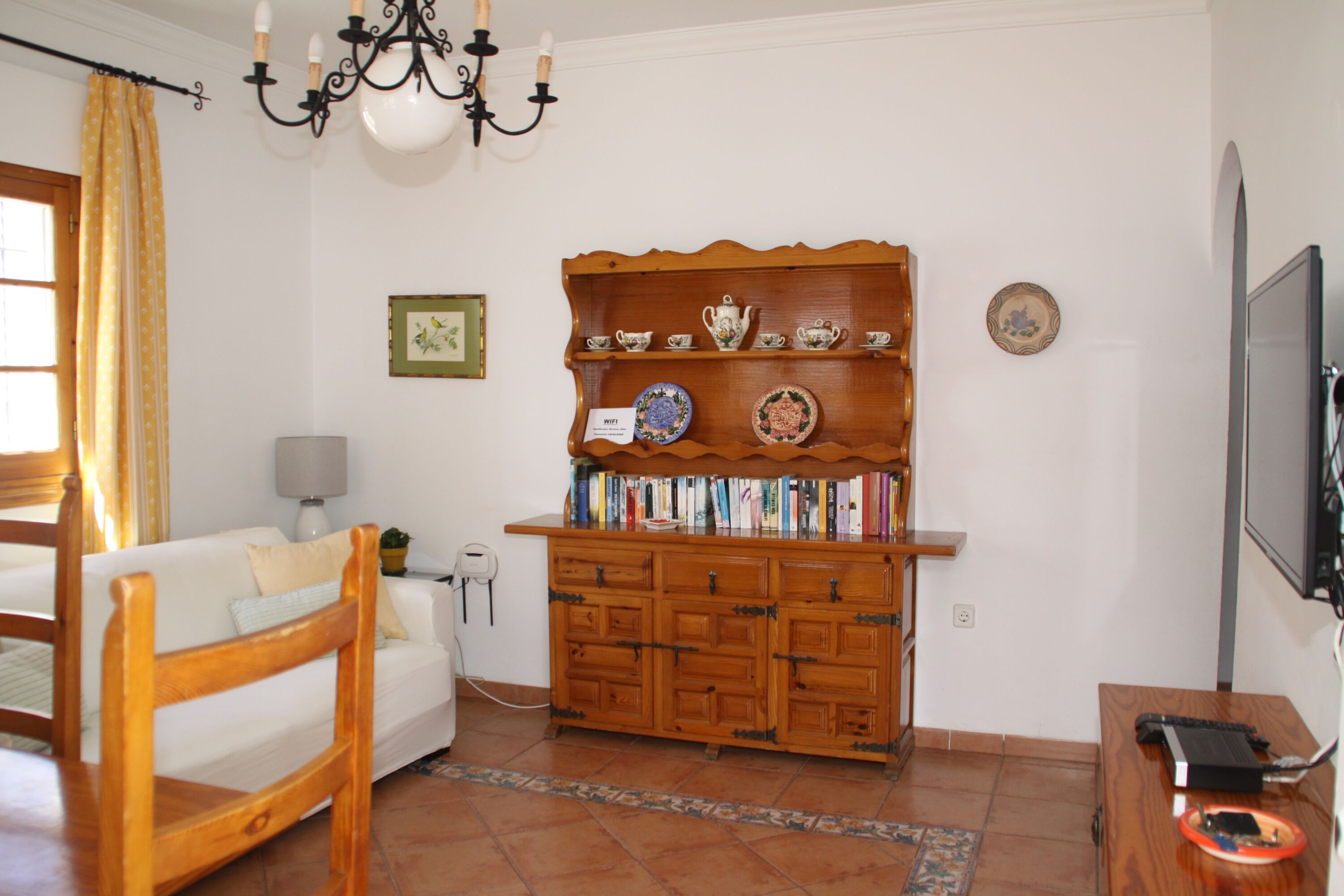 Salon met air conditioning (warm/koud), TV (Nederlandse programmes), internet en bedbank.