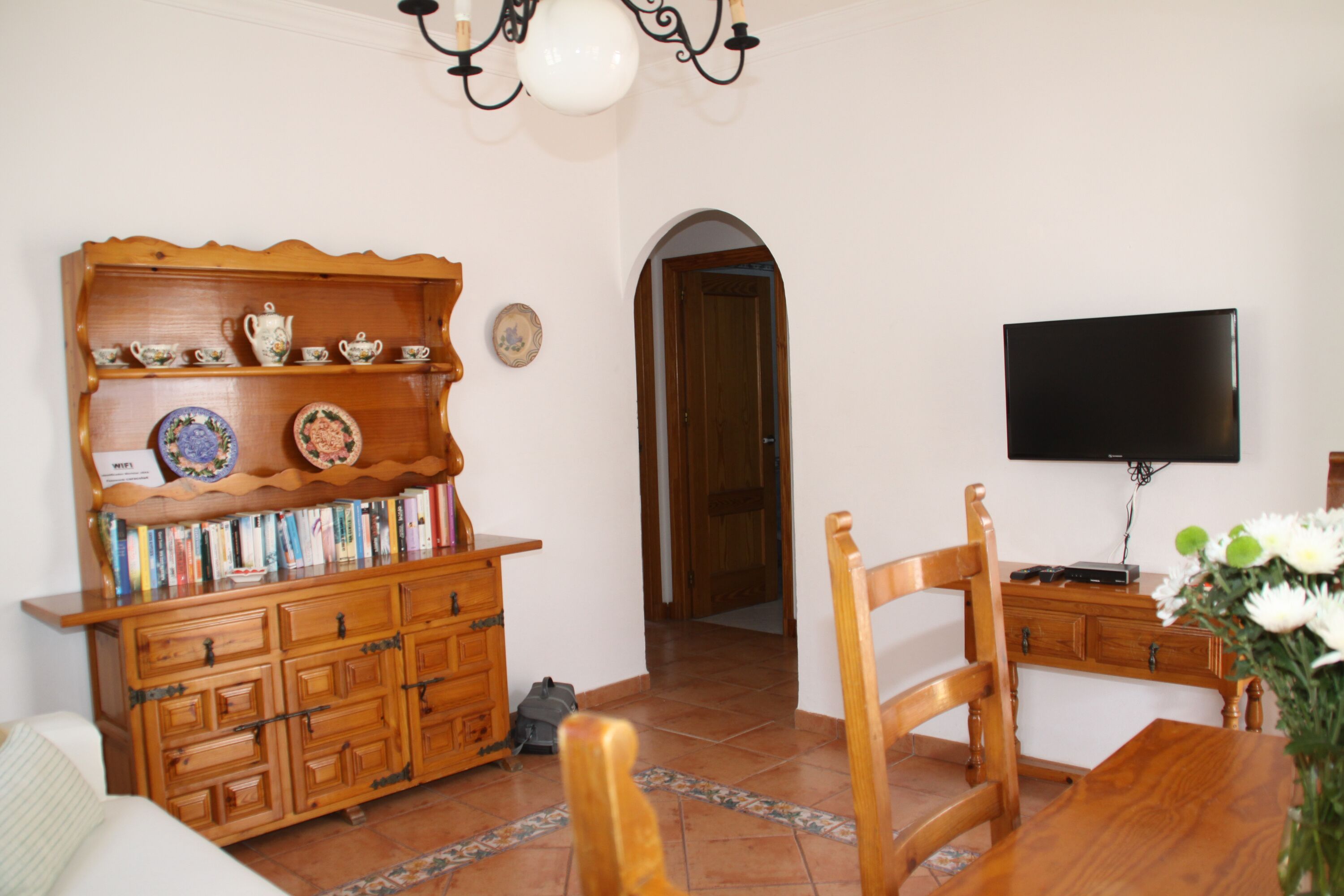 Salon met air conditioning (warm/koud), TV (Nederlandse programmes), internet en bedbank.