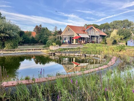Blick von der oberen Wiese auf das Ferienhaus