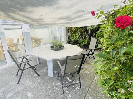 Eigene Terrasse mit Sitzbereich & Grill