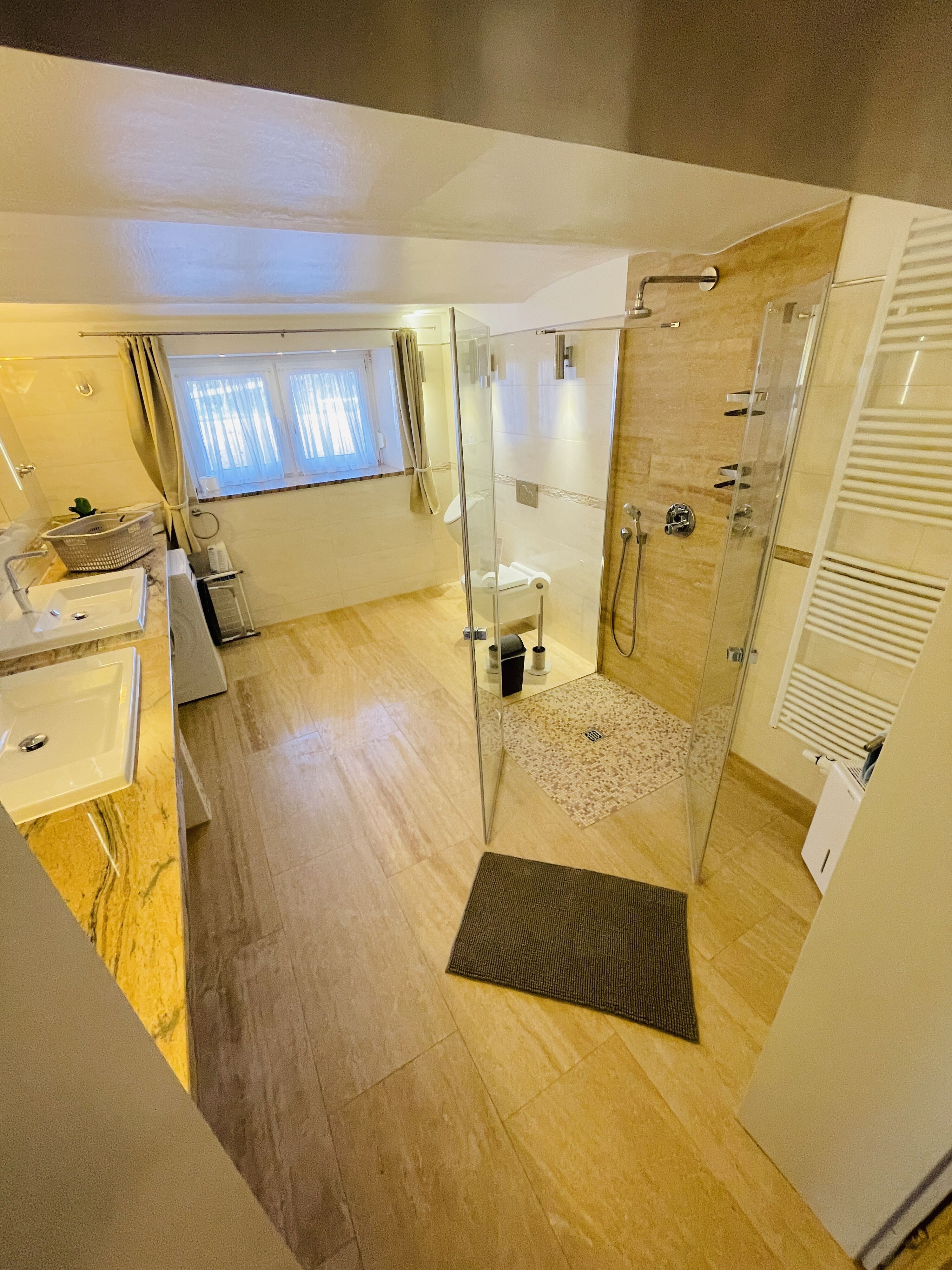 1. Badezimmer mit ebenerdiger Dusche und Waschmaschine