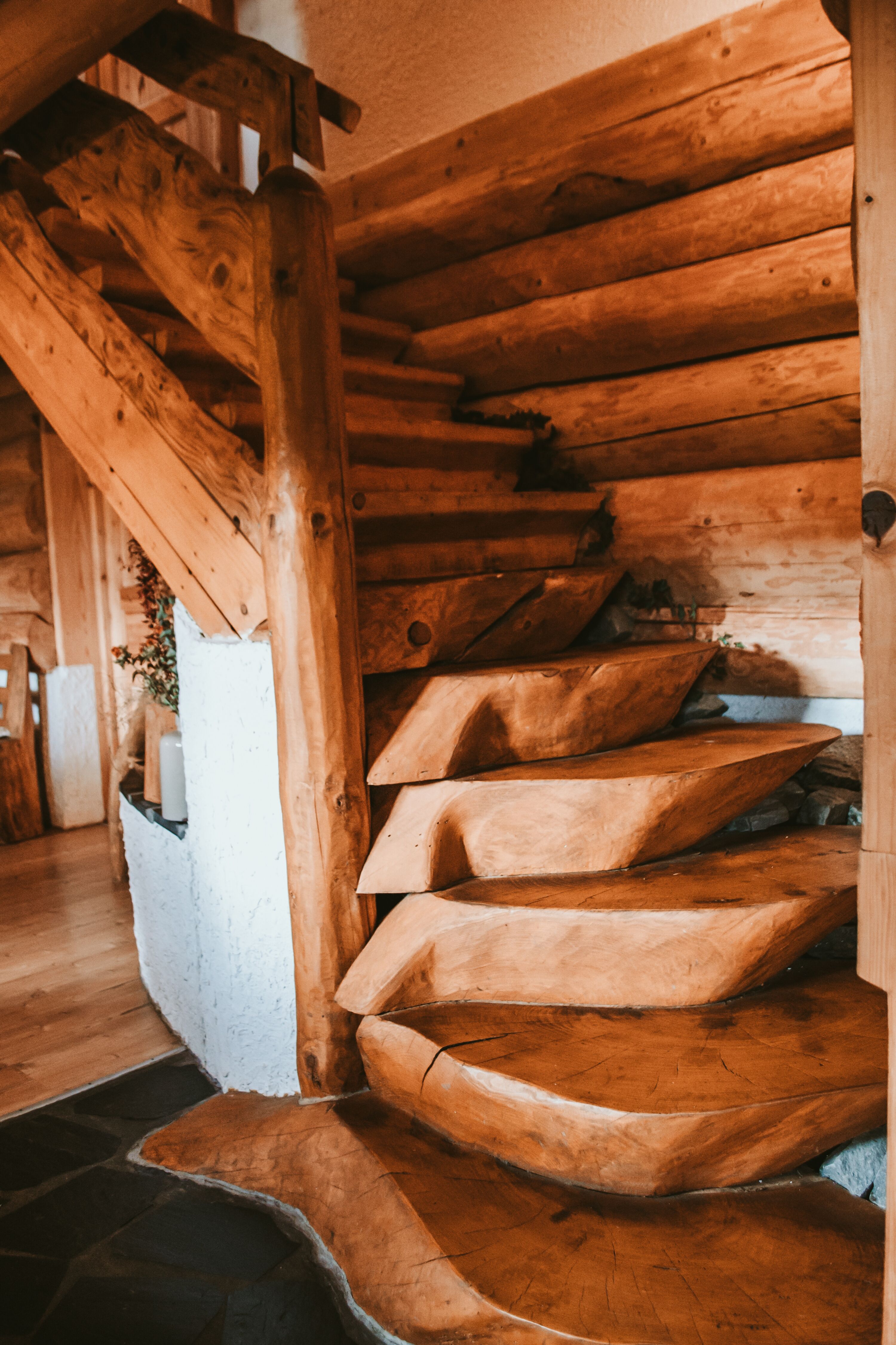 Treppe ins Obergeschoss, wurde bislang durch den natürlichen Untergrund von allen Hunden gerne angenommen