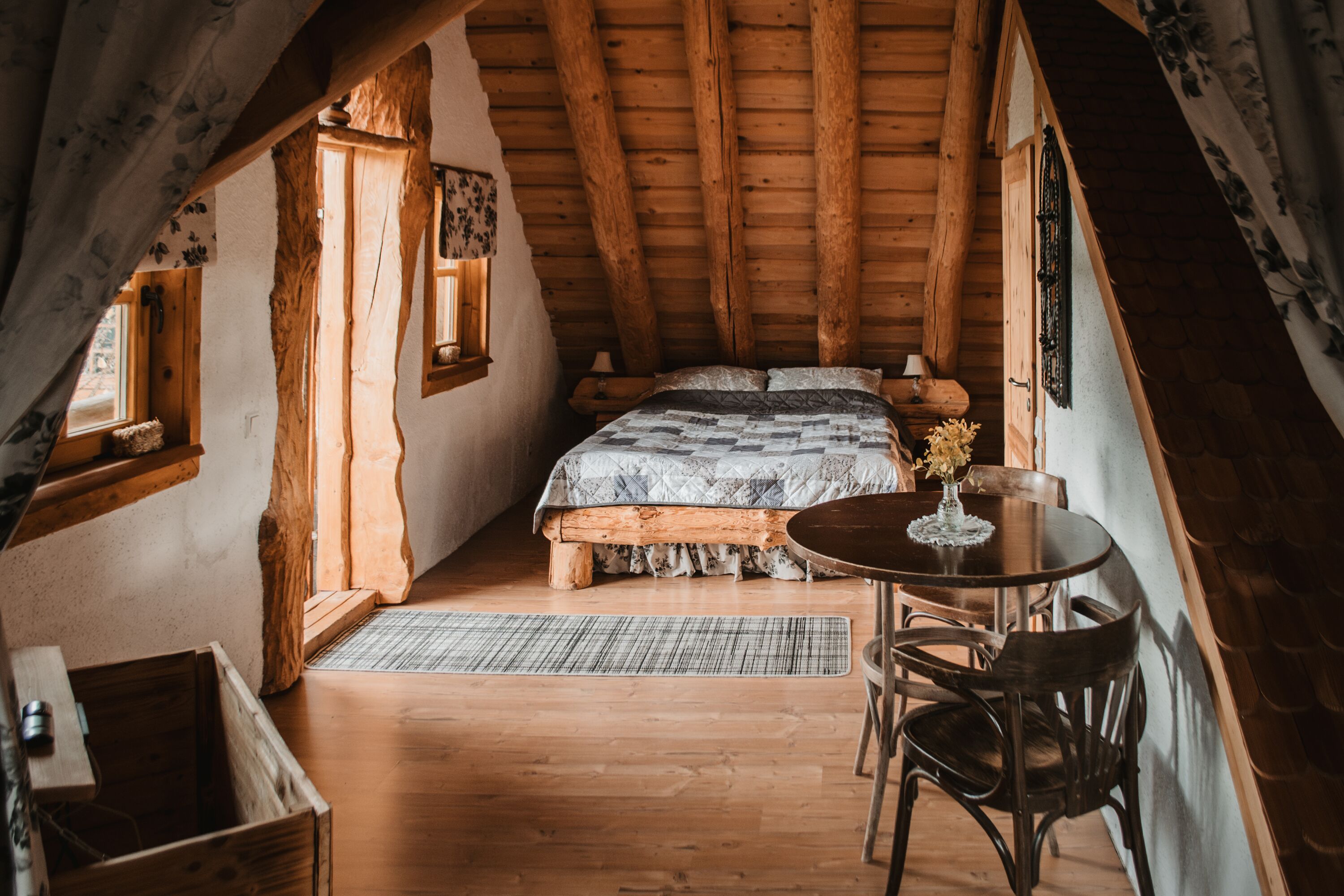 Blick im oberen Schlafzimmer vom Wohnbereich aus, links Zugang zum Balkon