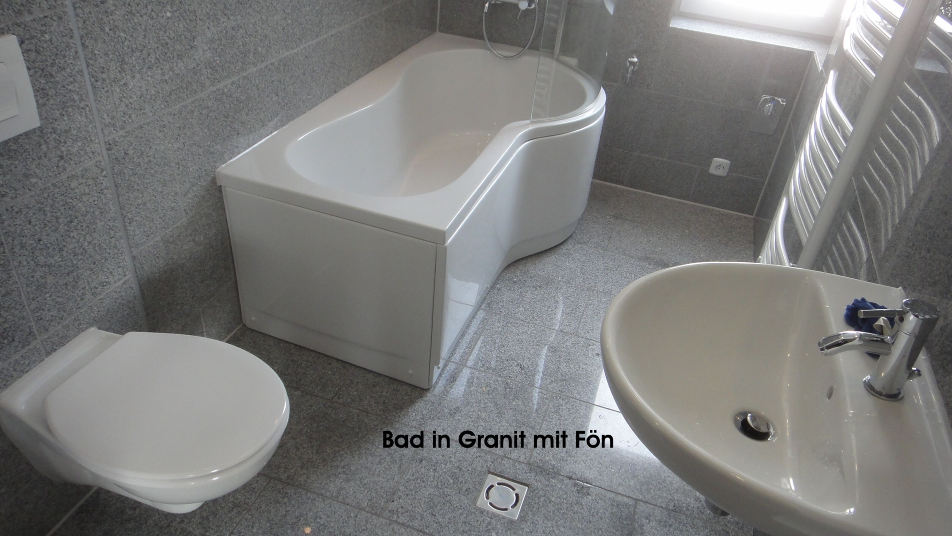 Bad mit Wanne/Dusche