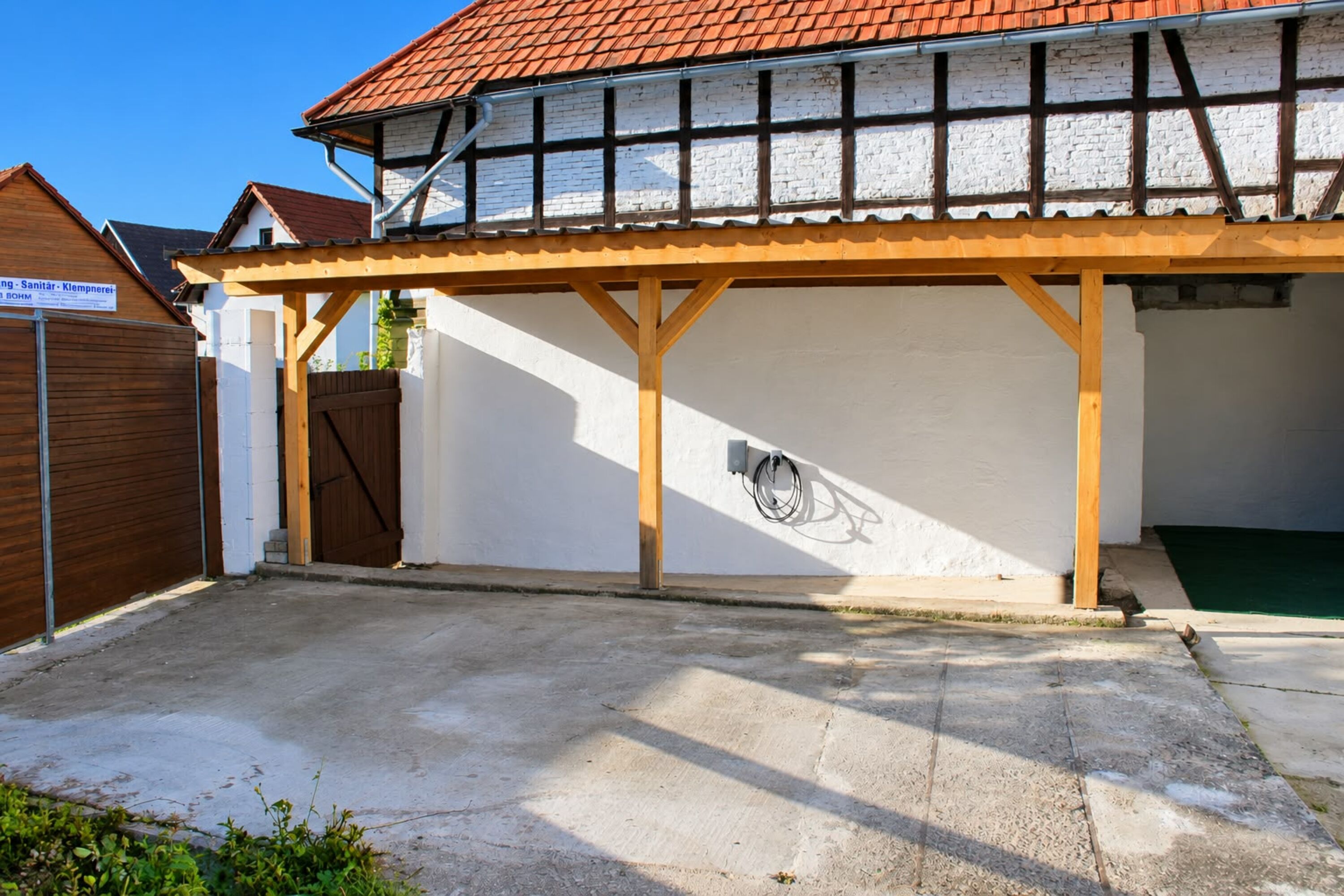 Hof mit Carport