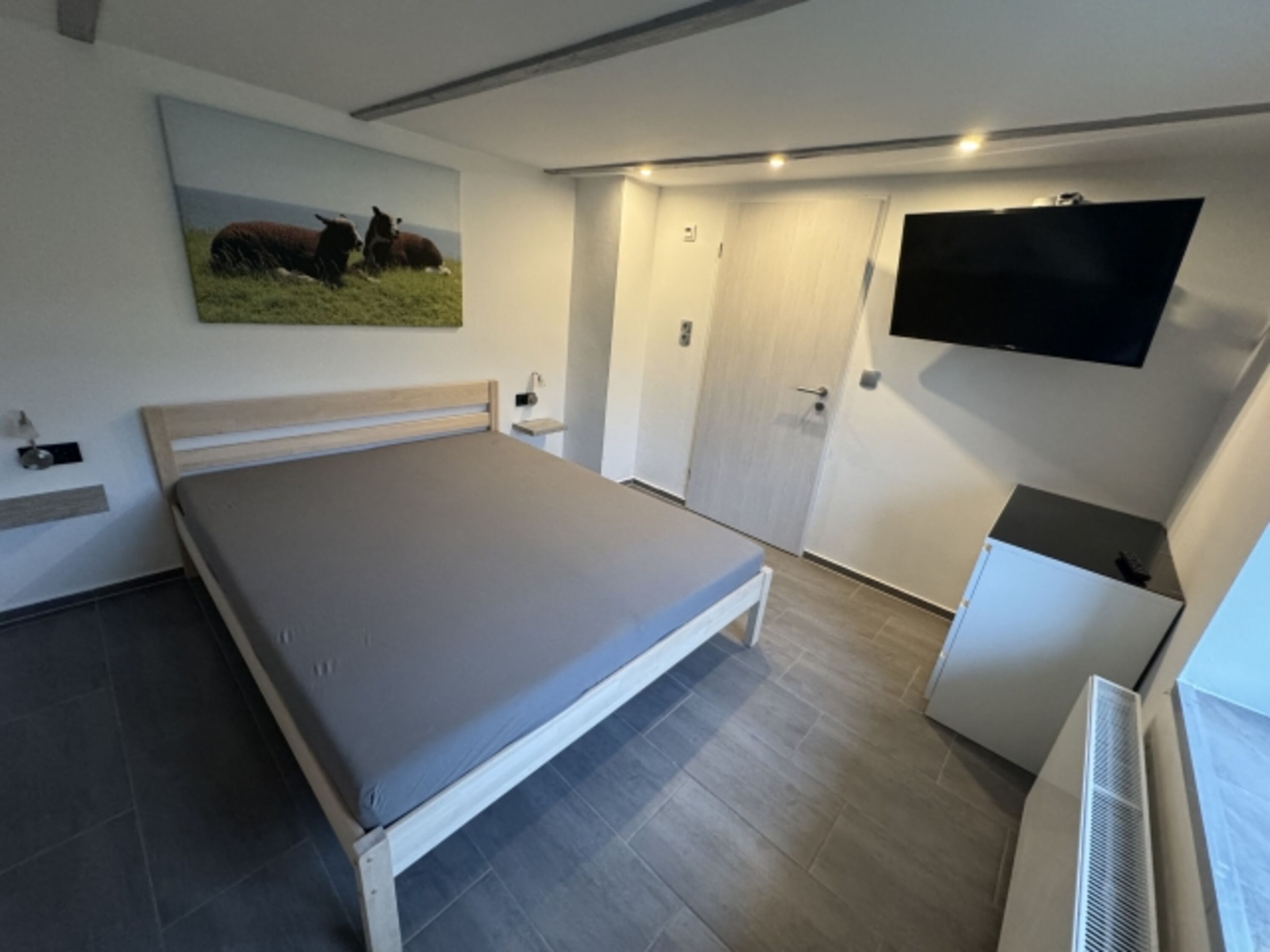Schlafzimmer EG mit SAT-TV, Bett 160x200 cm