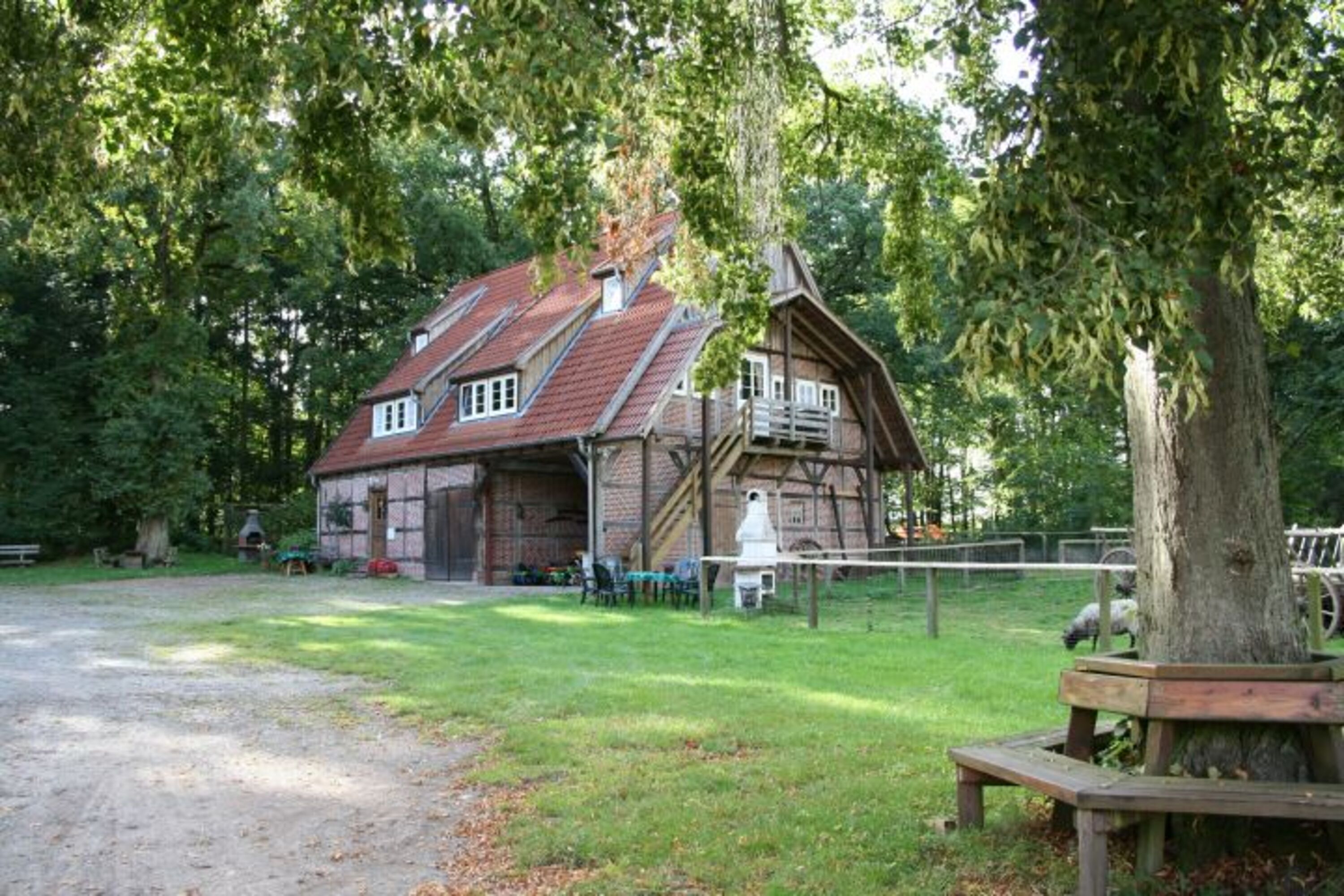 Hofgelände mit dem Ferienhaus Häuslingshaus