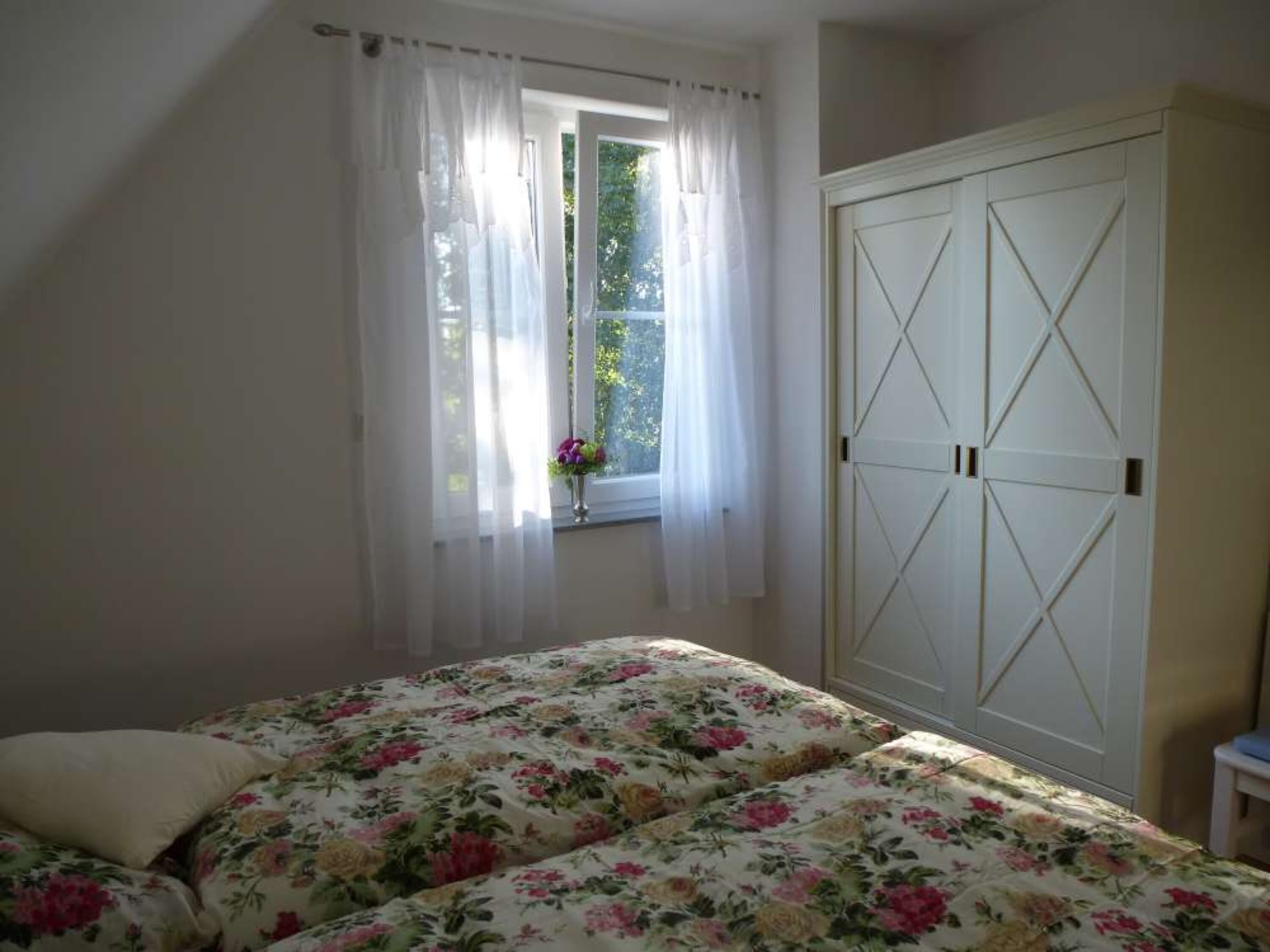 Schlafzimmer mit Abendsonne