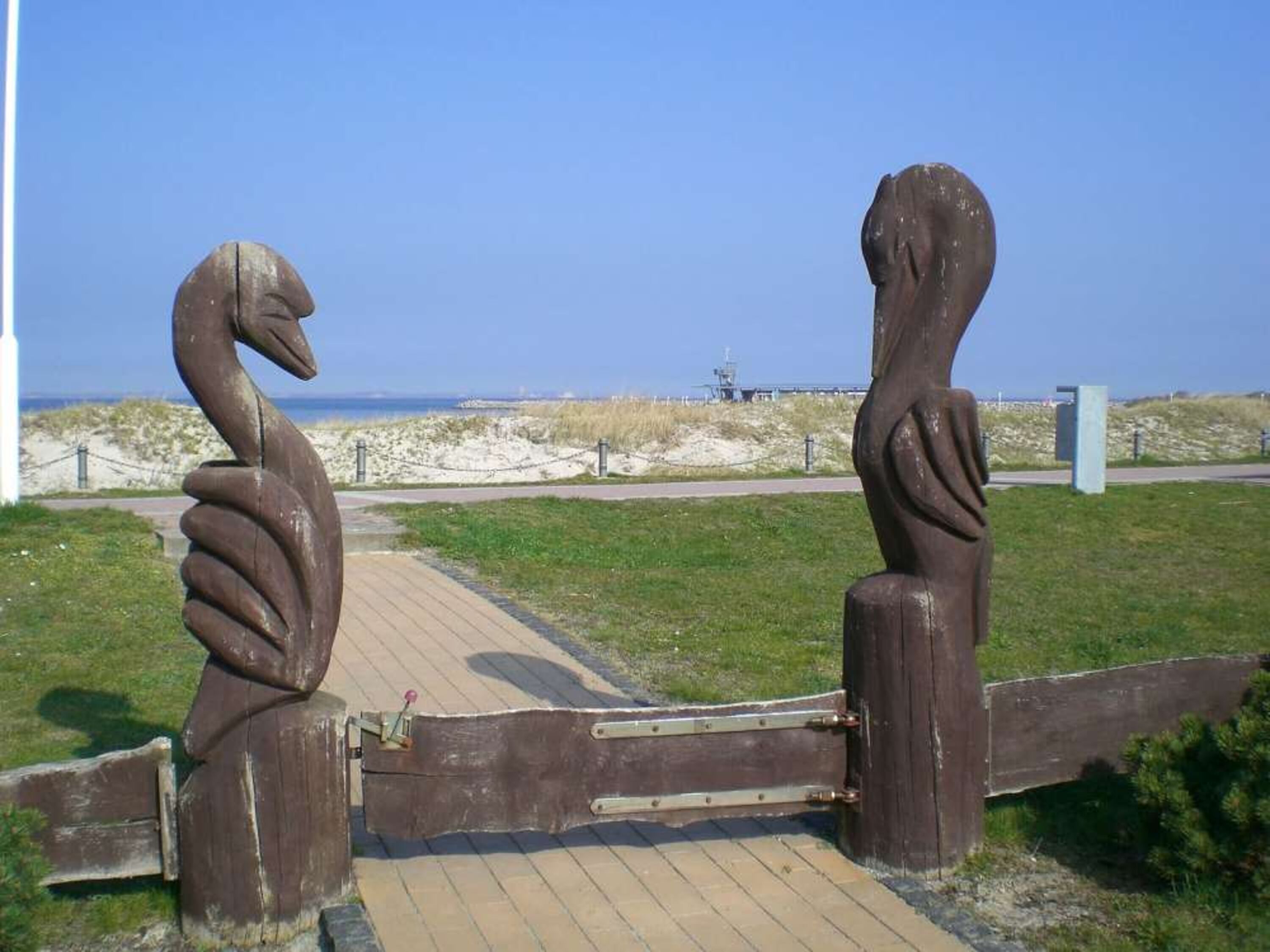 eigener Strandzugang - im Hintergrund der Yachthafen