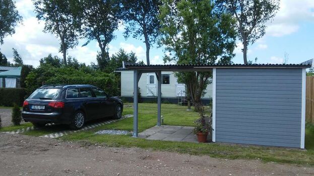 Garten mit Holzhaus und Pkw Stellplatz