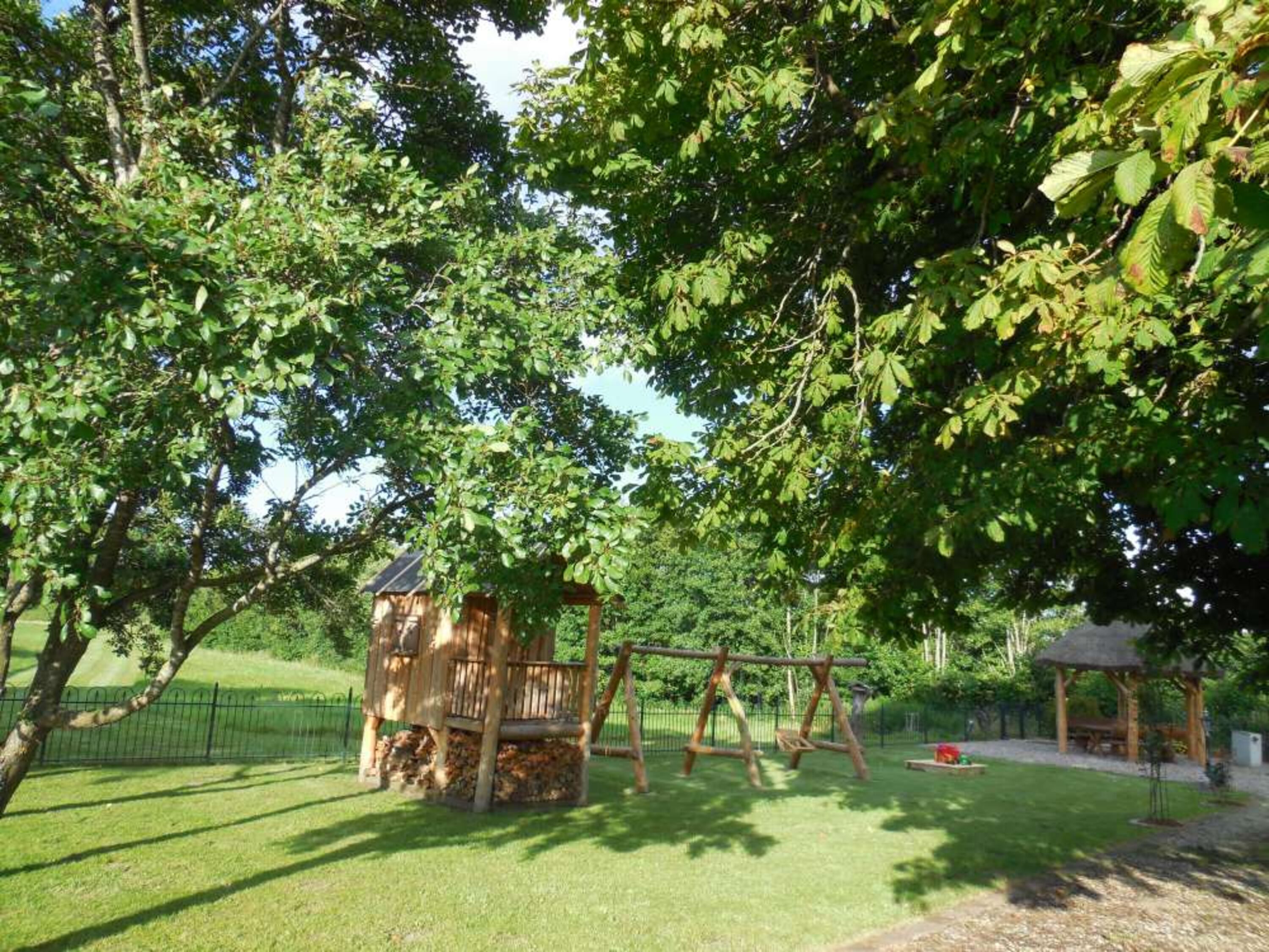 Spielplatz auf dem Grundstück