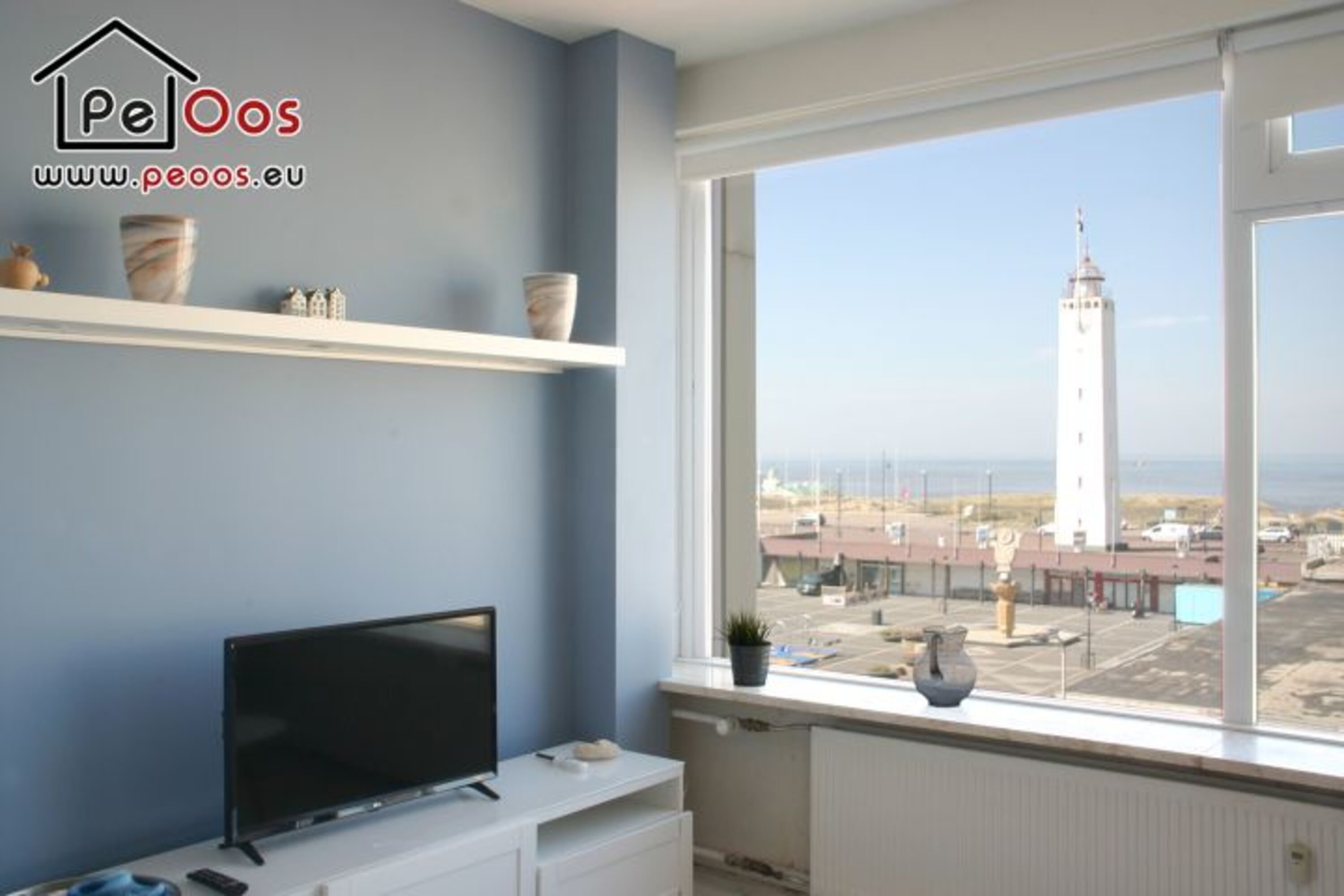 Wohnzimmer mit Aussicht und TV