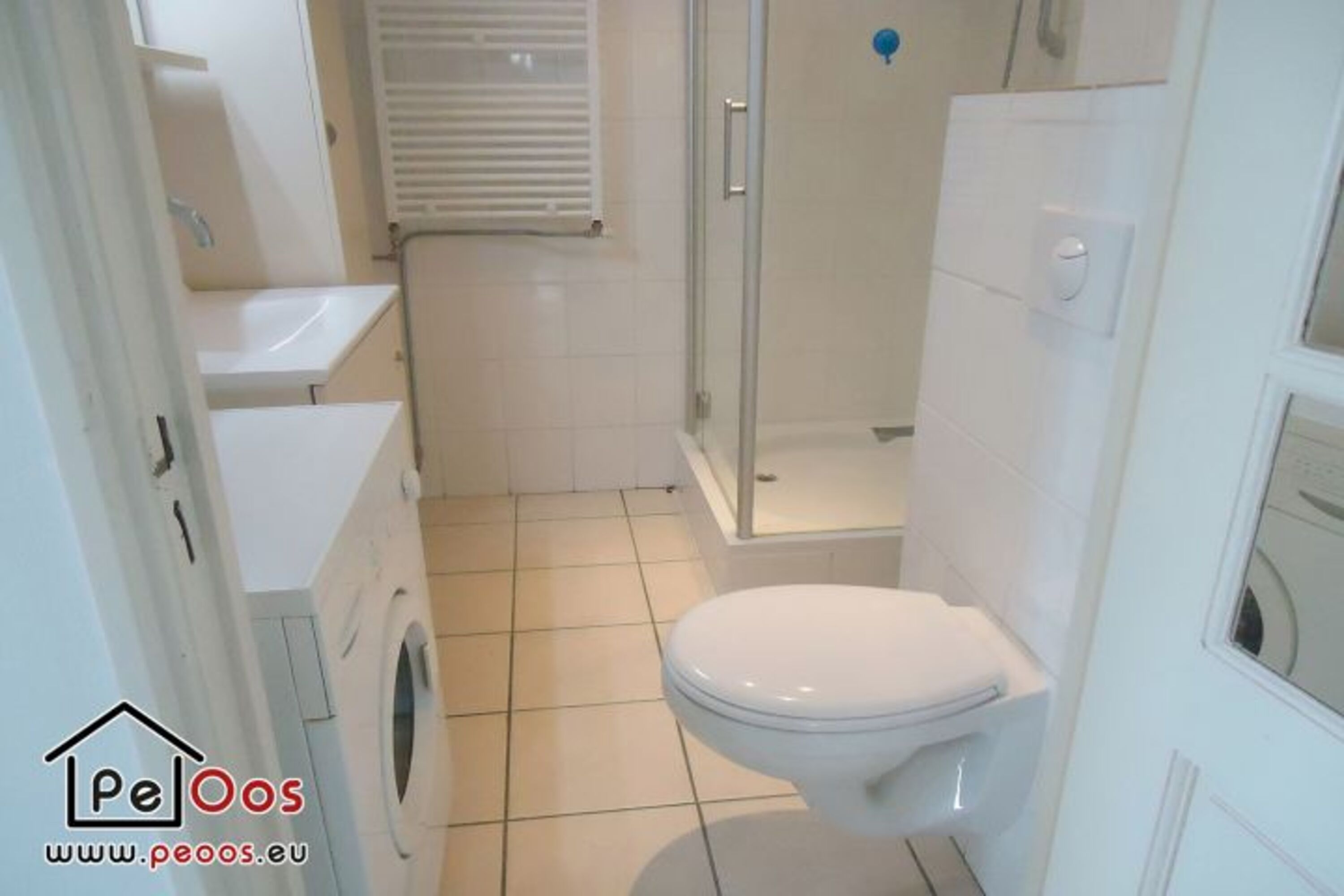 Badezimmer mit Waschmaschine