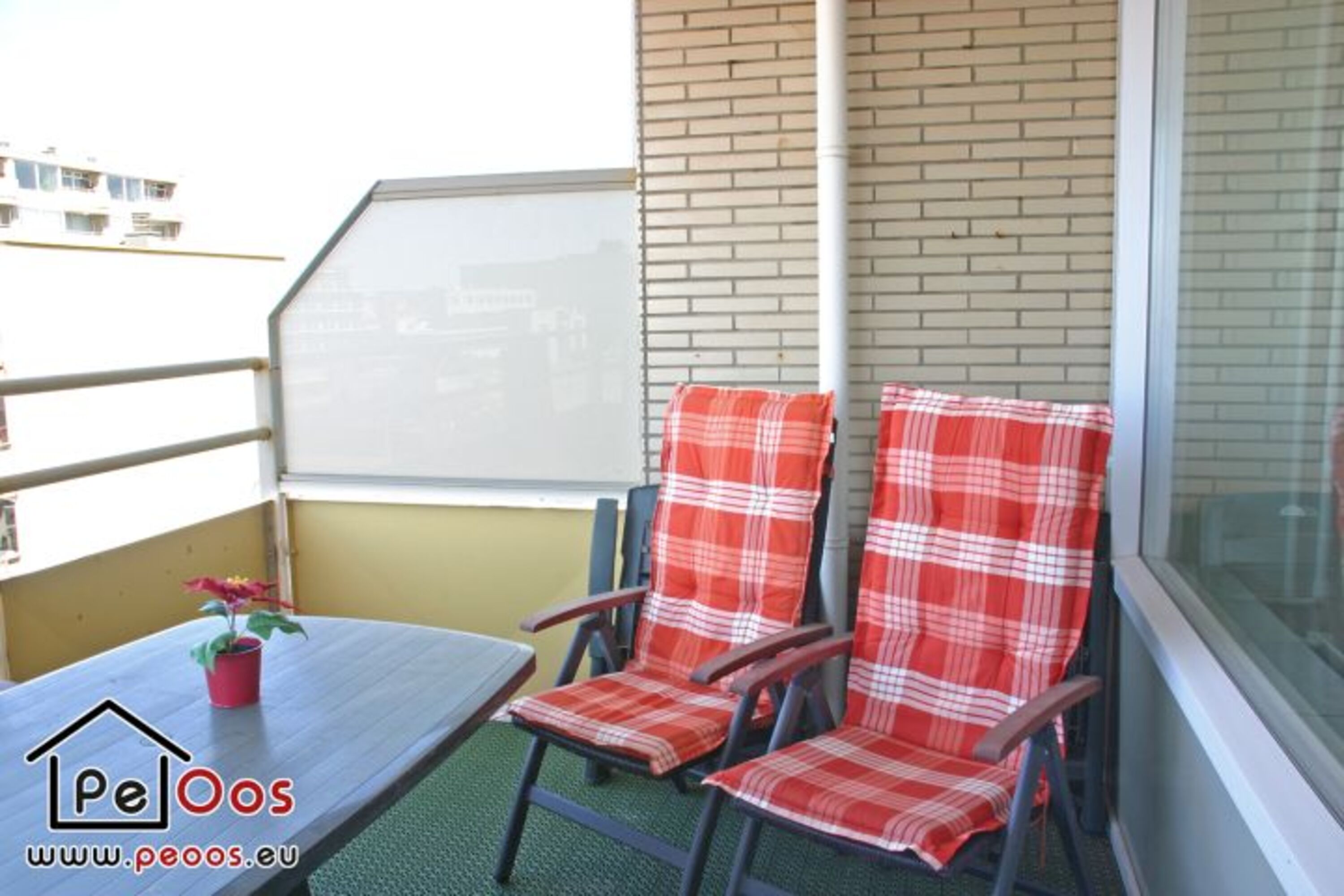 Balkon mit gemütlicher Sitzgruppe
