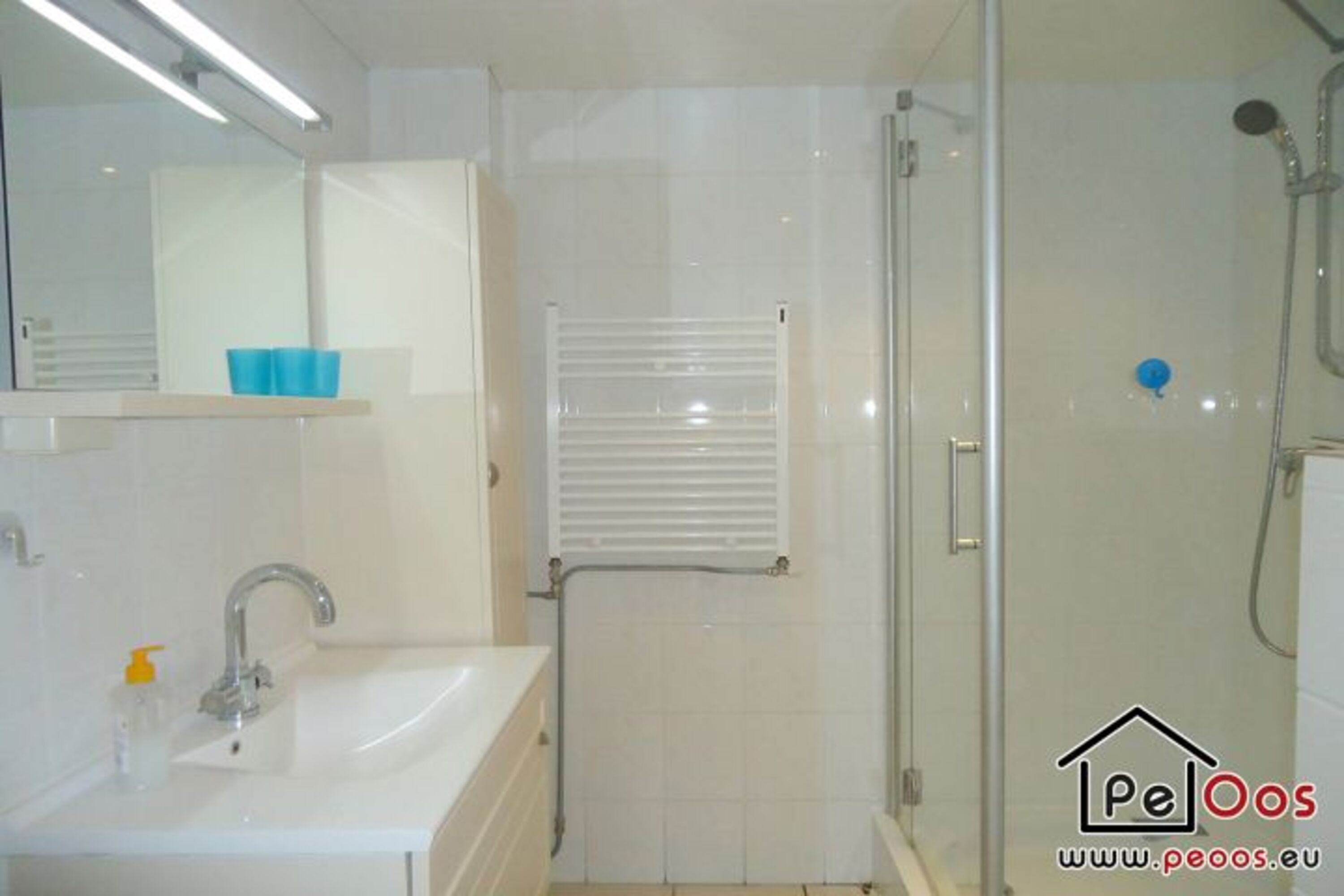 Badezimmer mit Dusche und Toilette