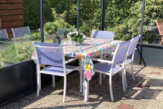 Esstisch auf windgeschützter Terrasse
